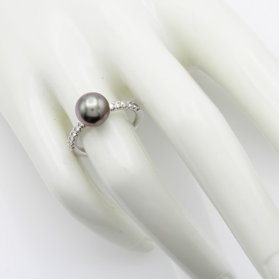 27126274a - Ring mit Tahitizuchtperle und Brillant, WG 750/000, 12 Brill. zus. ca. 0.30 ct Weiß/si, ...