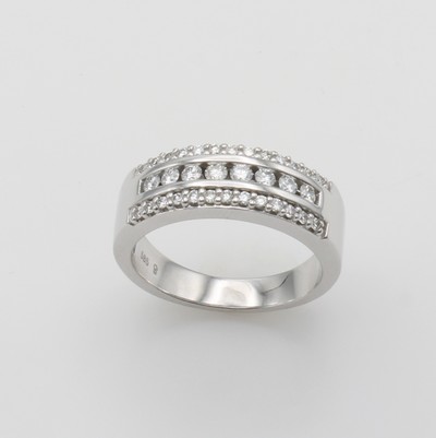 27126277a - Ring mit Brillanten, WG 585/000, Brill. in 3 Reihen gef. (mittig in Kanalfassung) zus. ...