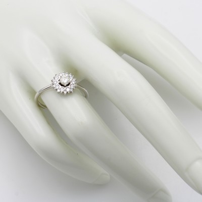 27126281a - Ring mit Brillanten, WG 585/000, Solitär umgeben v. Besatzbrill. zus. ca. 0.50 ct ...