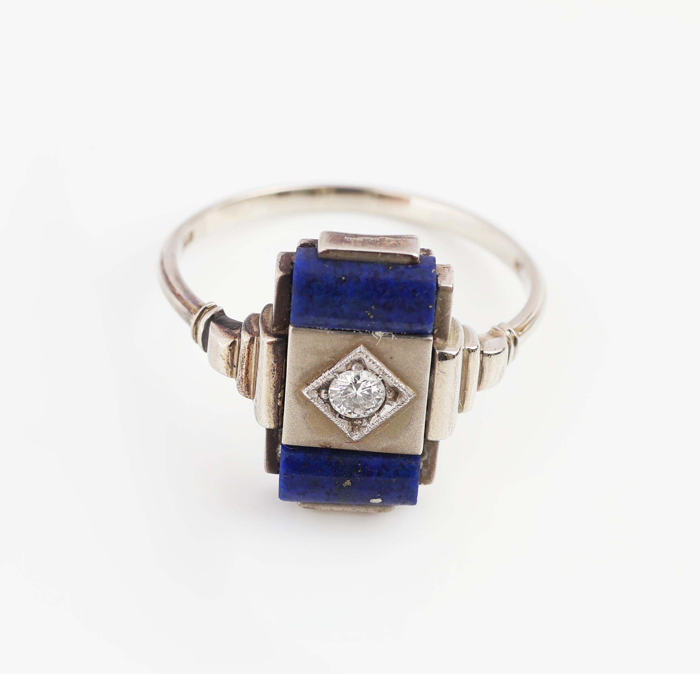 Detail c: 14 kt Gold Art Deco Brillant-Lapislazuli-Ring,um 1930, WG 585/000, geometrisches Design, Brillant ca. 0.06 ct Weiß/si, Lapislazuli -Einlage, RW 55, ...