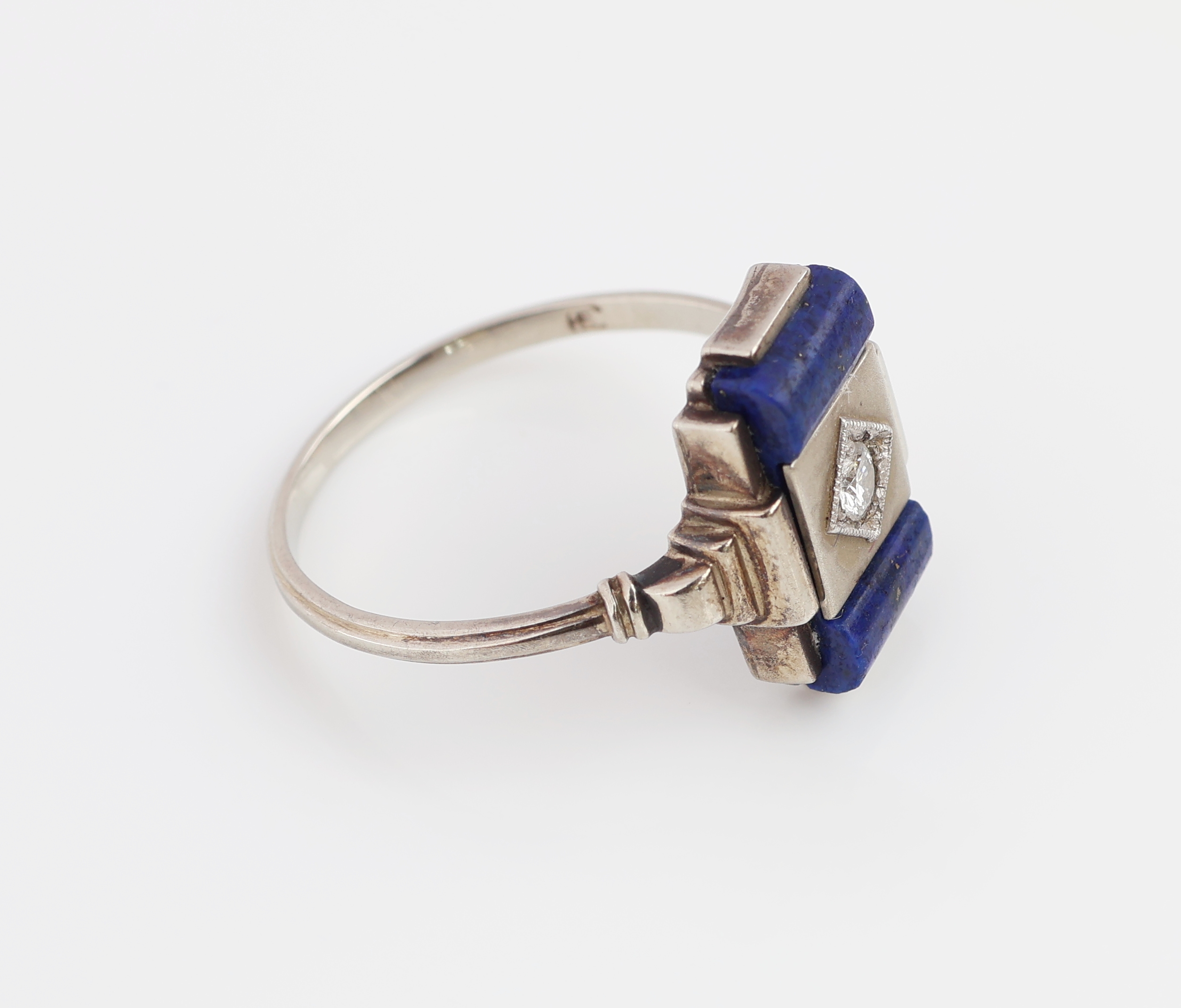 Detail d: 14 kt Gold Art Deco Brillant-Lapislazuli-Ring,um 1930, WG 585/000, geometrisches Design, Brillant ca. 0.06 ct Weiß/si, Lapislazuli -Einlage, RW 55, ...