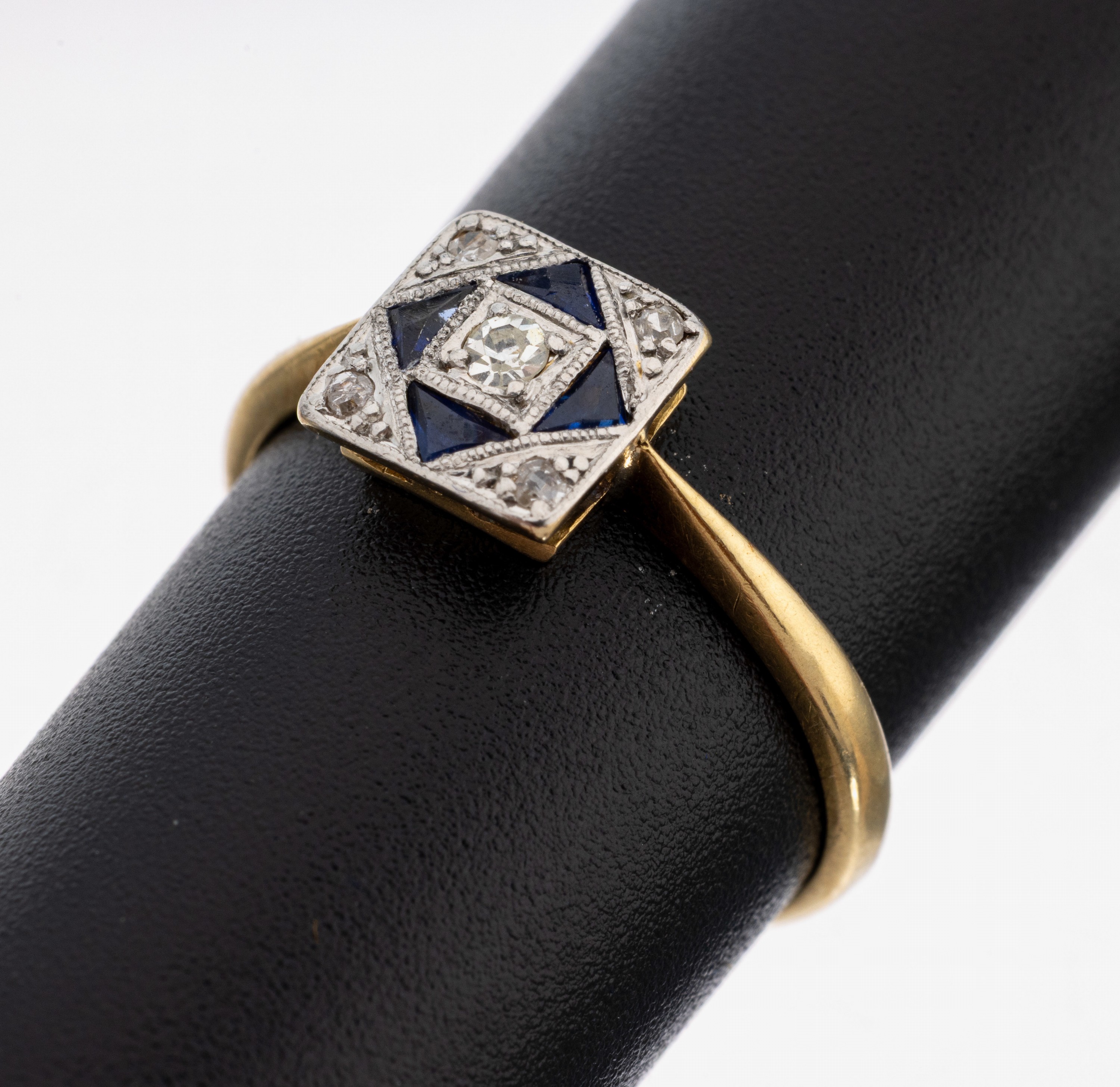 Image 27126576 - 18 kt Gold Art Deco Saphir-Diamant-Ring, um 1930, GG/WG 750/000, quadratischer ...