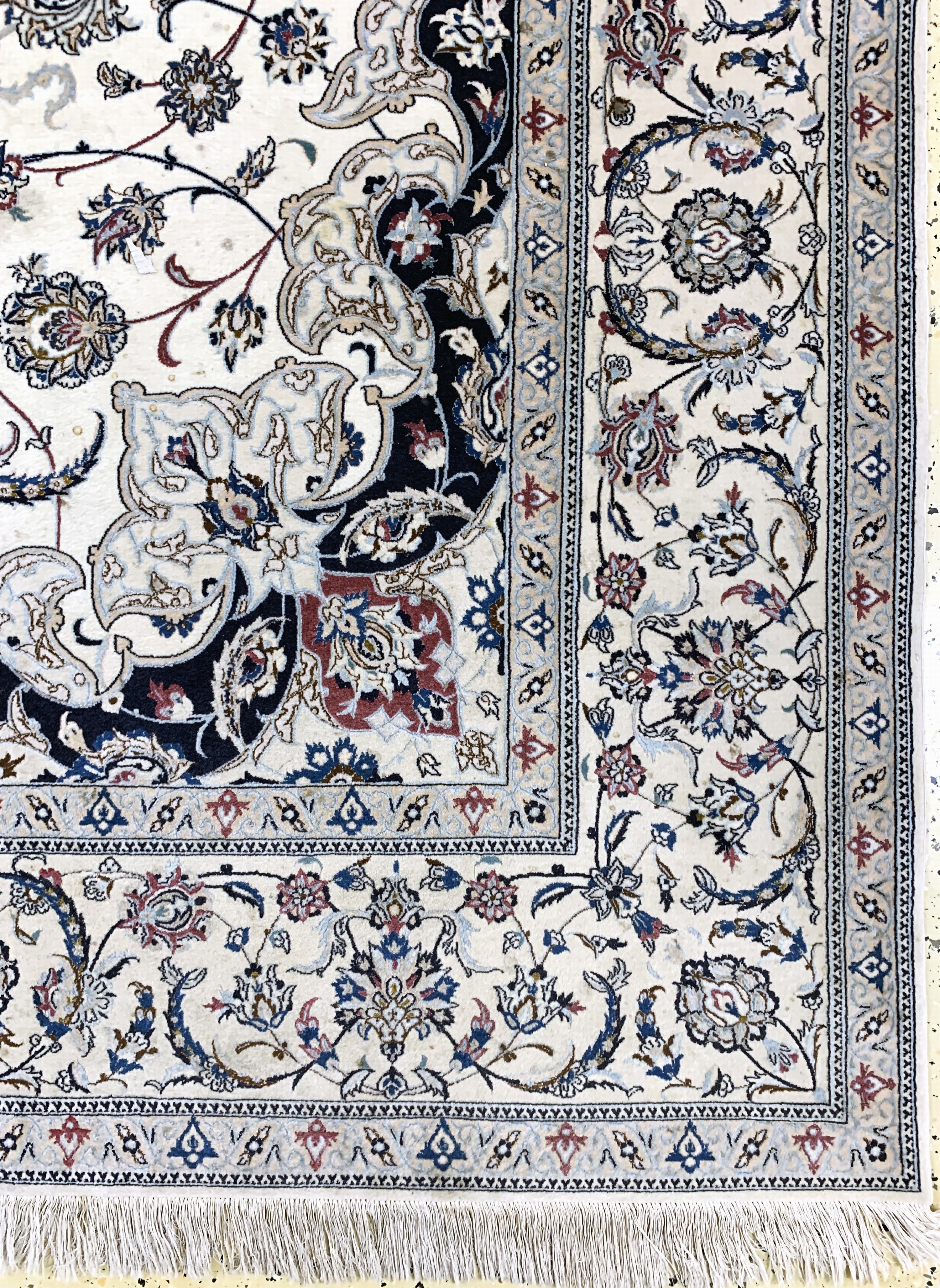 Detail a: Nain fein(6 La), Persien, Mitte 20.Jhd, Korkwolle mit Seide, ca. 365 x 255 cm, ca. 1,0Mio. Kn/qm, EHZ: 2(stark verschmutzt, minimal Mottenfraß am ...
