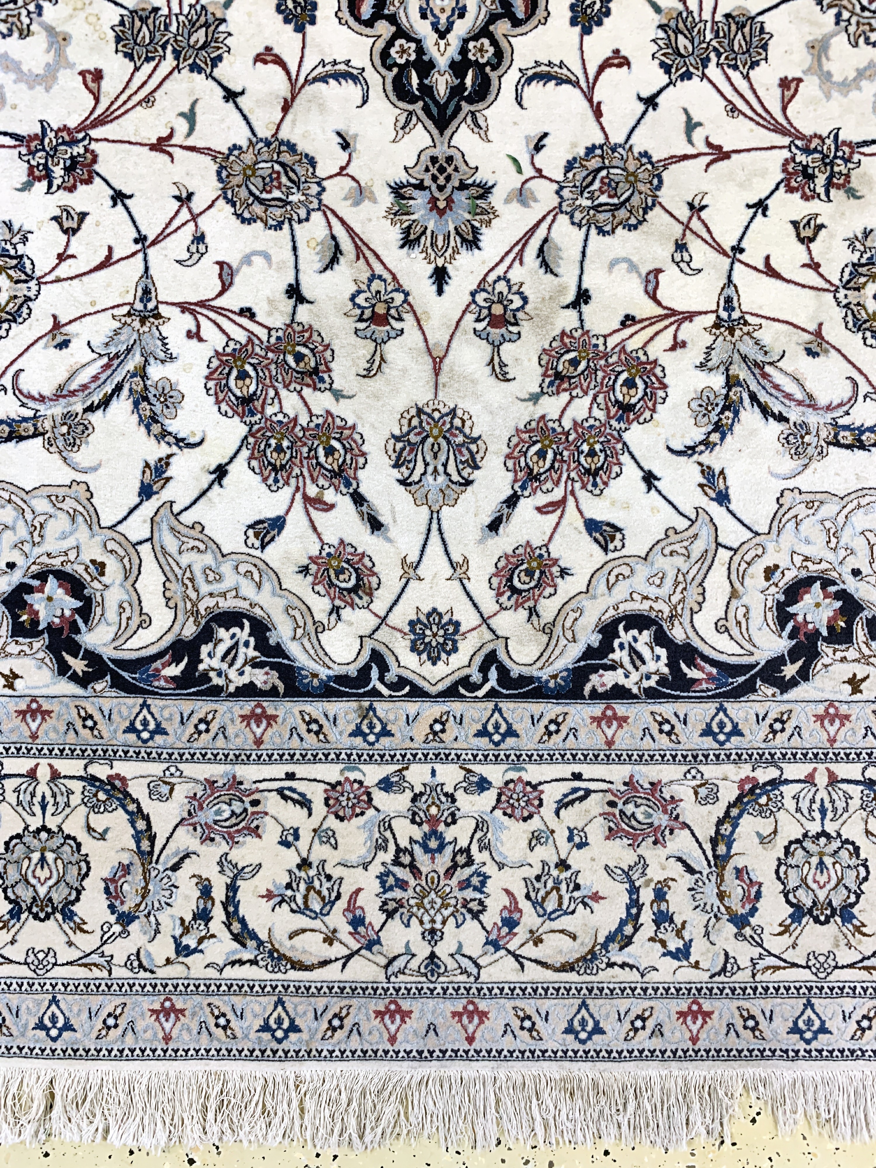 Detail b: Nain fein(6 La), Persien, Mitte 20.Jhd, Korkwolle mit Seide, ca. 365 x 255 cm, ca. 1,0Mio. Kn/qm, EHZ: 2(stark verschmutzt, minimal Mottenfraß am ...