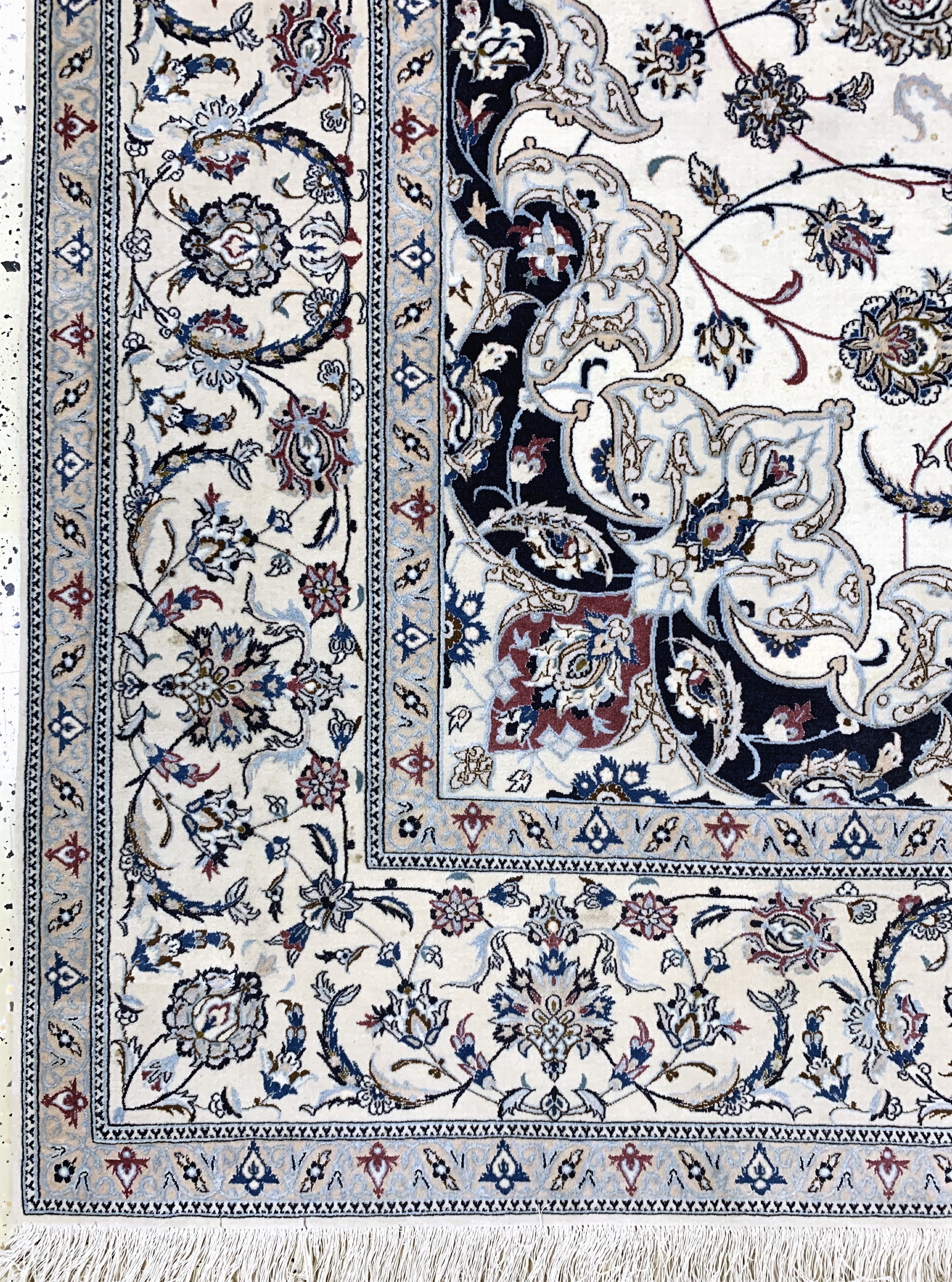 Detail c: Nain fein(6 La), Persien, Mitte 20.Jhd, Korkwolle mit Seide, ca. 365 x 255 cm, ca. 1,0Mio. Kn/qm, EHZ: 2(stark verschmutzt, minimal Mottenfraß am ...