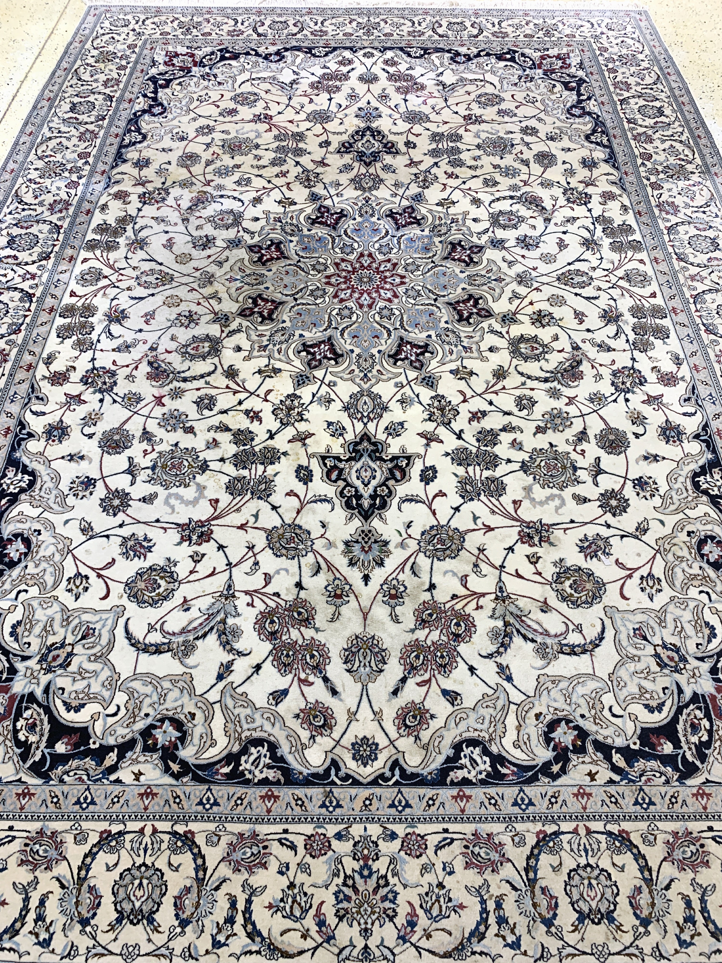 Detail k: Nain fein(6 La), Persien, Mitte 20.Jhd, Korkwolle mit Seide, ca. 365 x 255 cm, ca. 1,0Mio. Kn/qm, EHZ: 2(stark verschmutzt, minimal Mottenfraß am ...