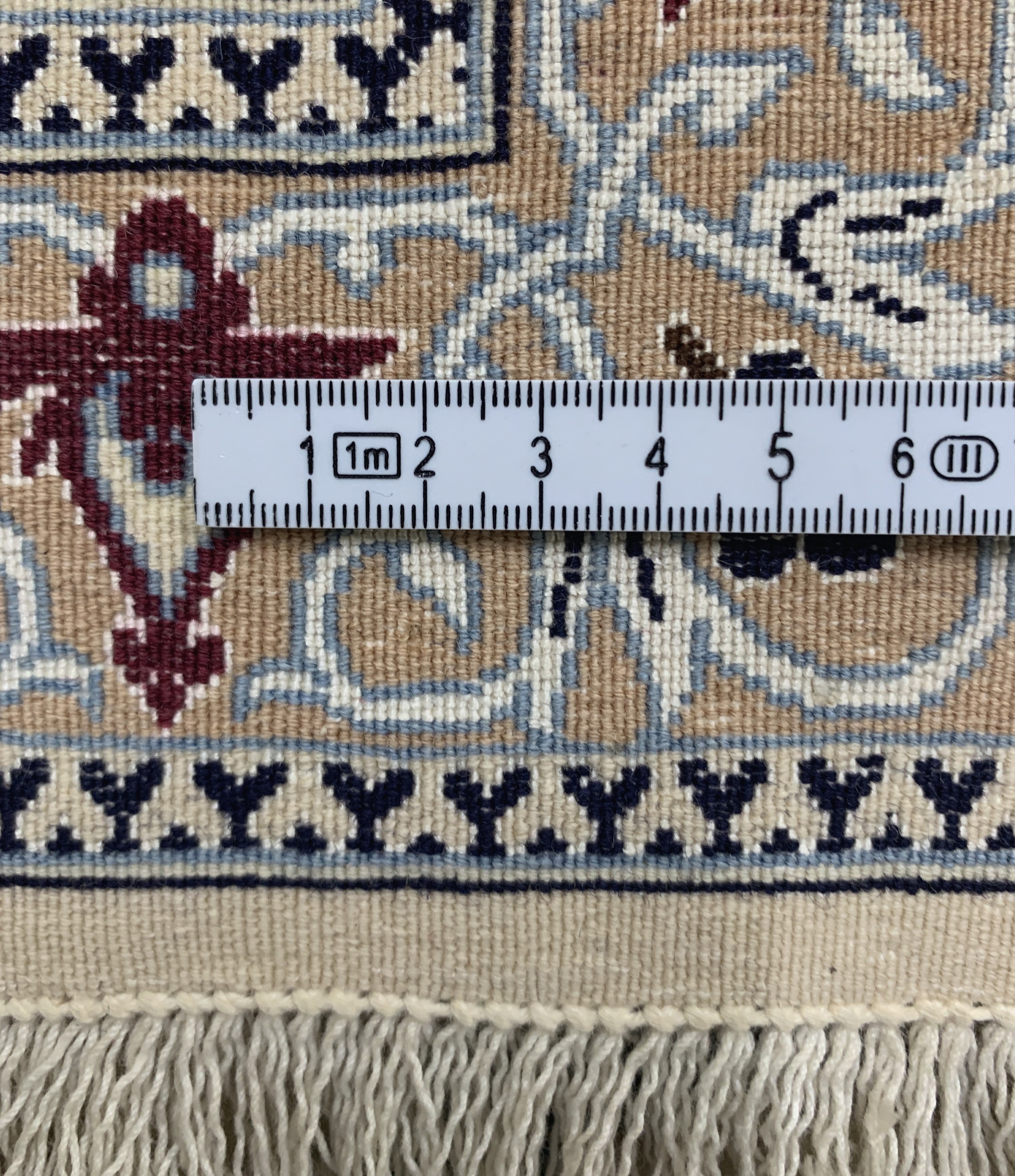 Detail l: Nain fein(6 La), Persien, Mitte 20.Jhd, Korkwolle mit Seide, ca. 365 x 255 cm, ca. 1,0Mio. Kn/qm, EHZ: 2(stark verschmutzt, minimal Mottenfraß am ...