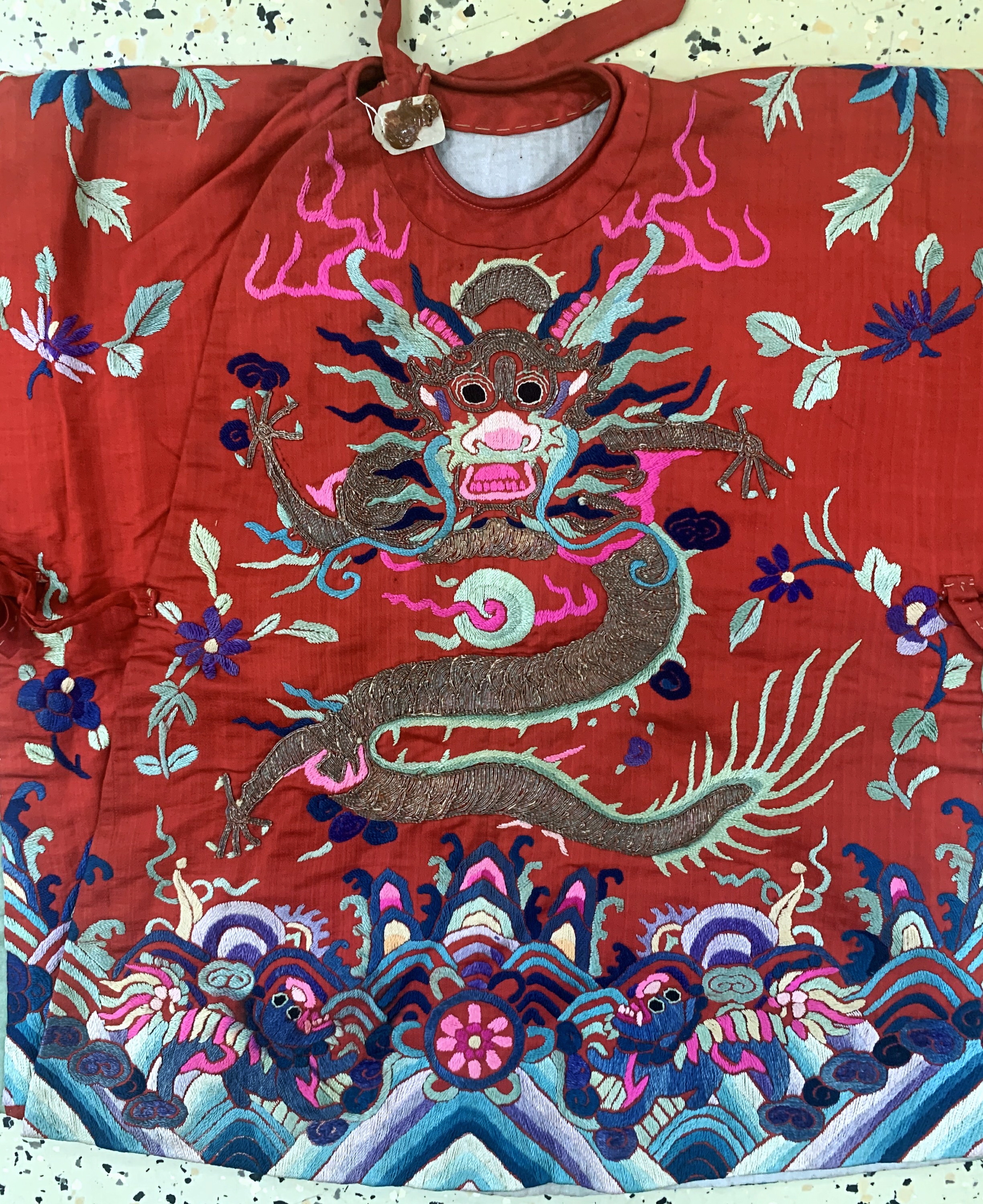 Detail a: Seiden"Drachen"Robe antik, China, 19.Jhd, Seide-Metallstickerei, beideseitig mit Drachenmotiven, ca. 112 x 50 cm, EHZ: 1-2