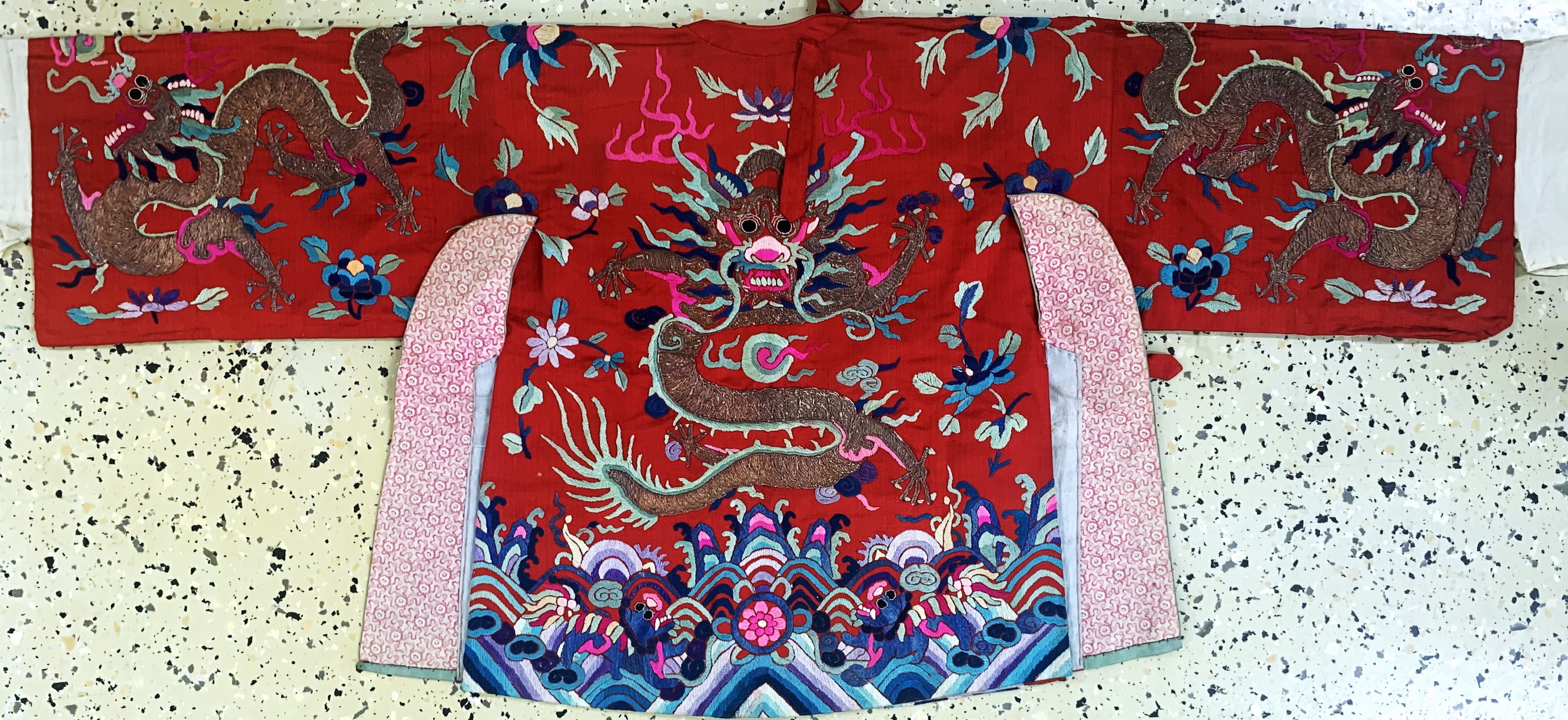 Detail c: Seiden"Drachen"Robe antik, China, 19.Jhd, Seide-Metallstickerei, beideseitig mit Drachenmotiven, ca. 112 x 50 cm, EHZ: 1-2