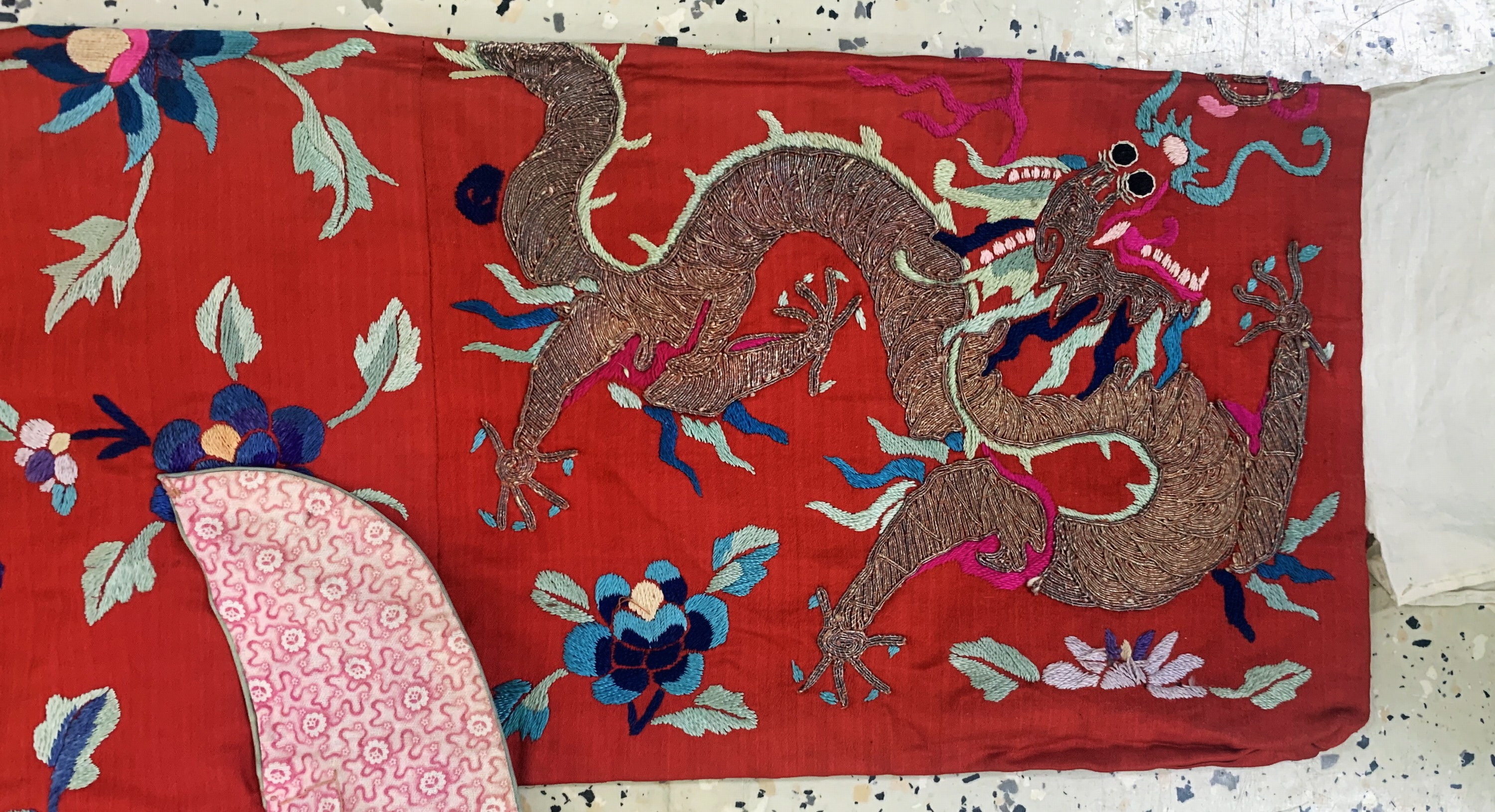 Detail d: Seiden"Drachen"Robe antik, China, 19.Jhd, Seide-Metallstickerei, beideseitig mit Drachenmotiven, ca. 112 x 50 cm, EHZ: 1-2