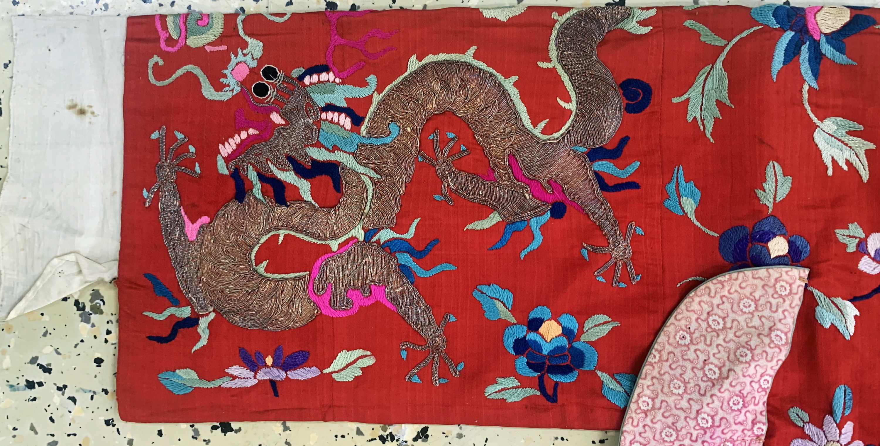 Detail e: Seiden"Drachen"Robe antik, China, 19.Jhd, Seide-Metallstickerei, beideseitig mit Drachenmotiven, ca. 112 x 50 cm, EHZ: 1-2