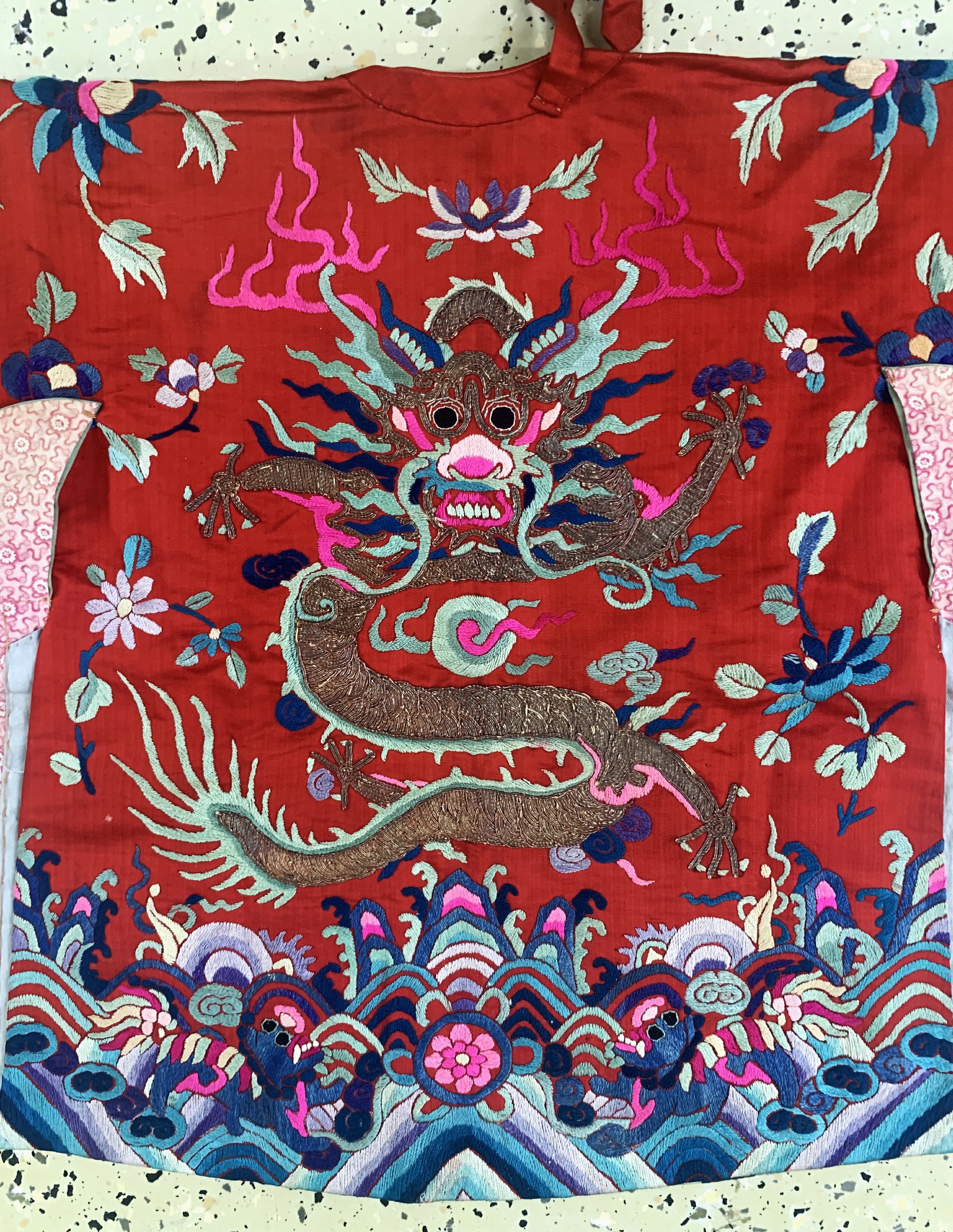 Detail f: Seiden"Drachen"Robe antik, China, 19.Jhd, Seide-Metallstickerei, beideseitig mit Drachenmotiven, ca. 112 x 50 cm, EHZ: 1-2