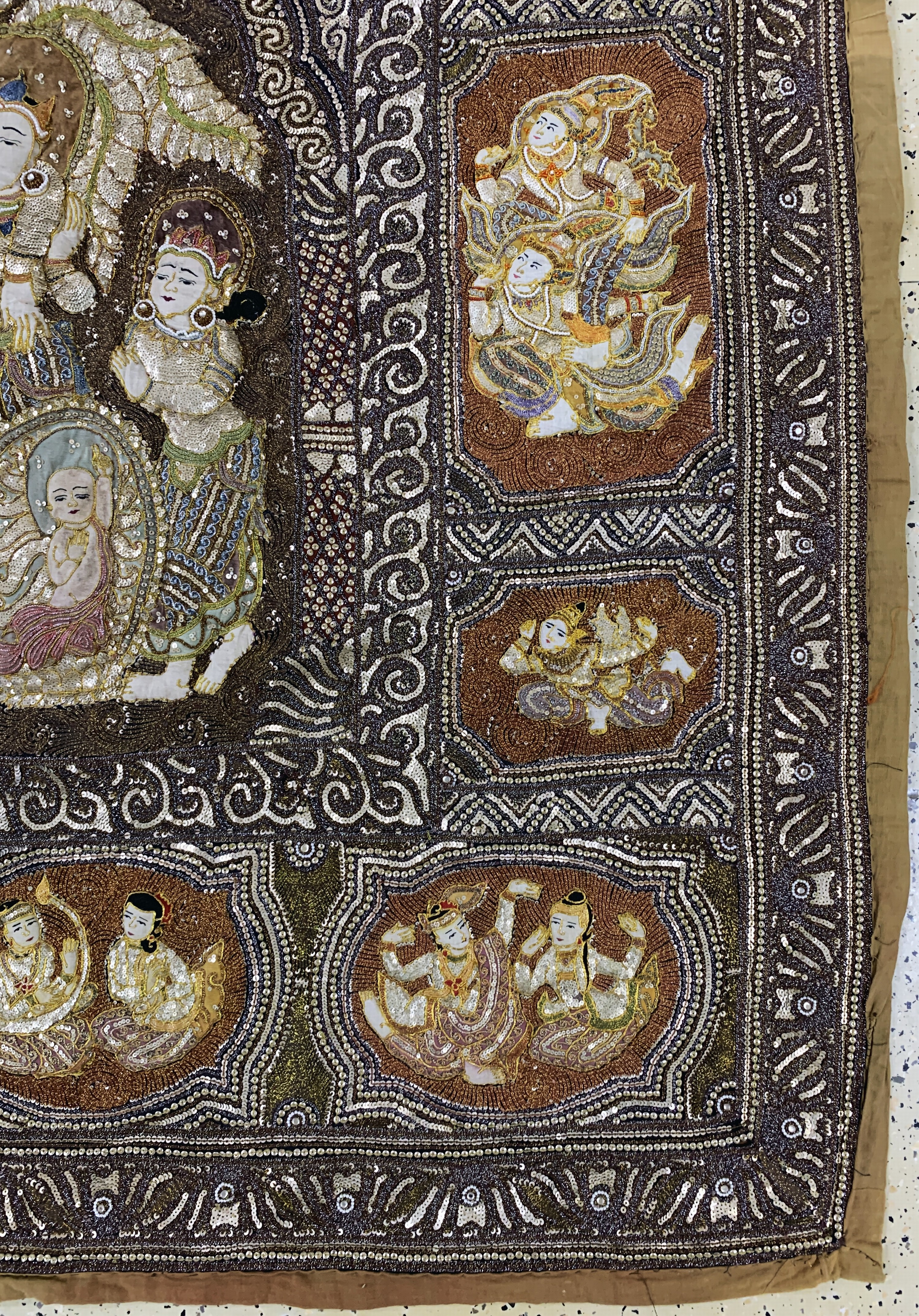Detail a: Burma Stickerei, Mitte 20.Jhd, Metallstickerei mit Steinbesatz, ca. 170 x 180cm, EHZ: 2