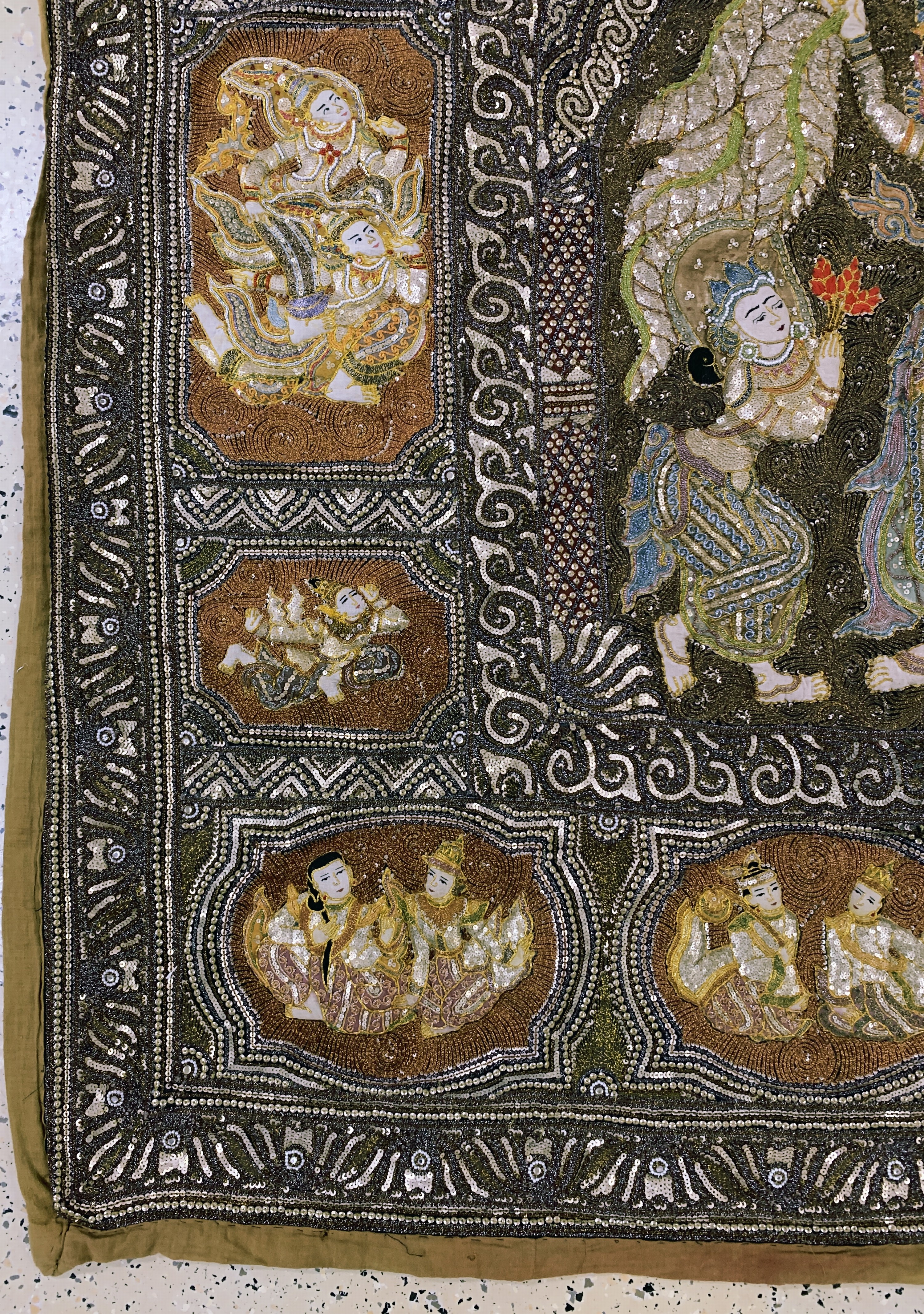 Detail b: Burma Stickerei, Mitte 20.Jhd, Metallstickerei mit Steinbesatz, ca. 170 x 180cm, EHZ: 2