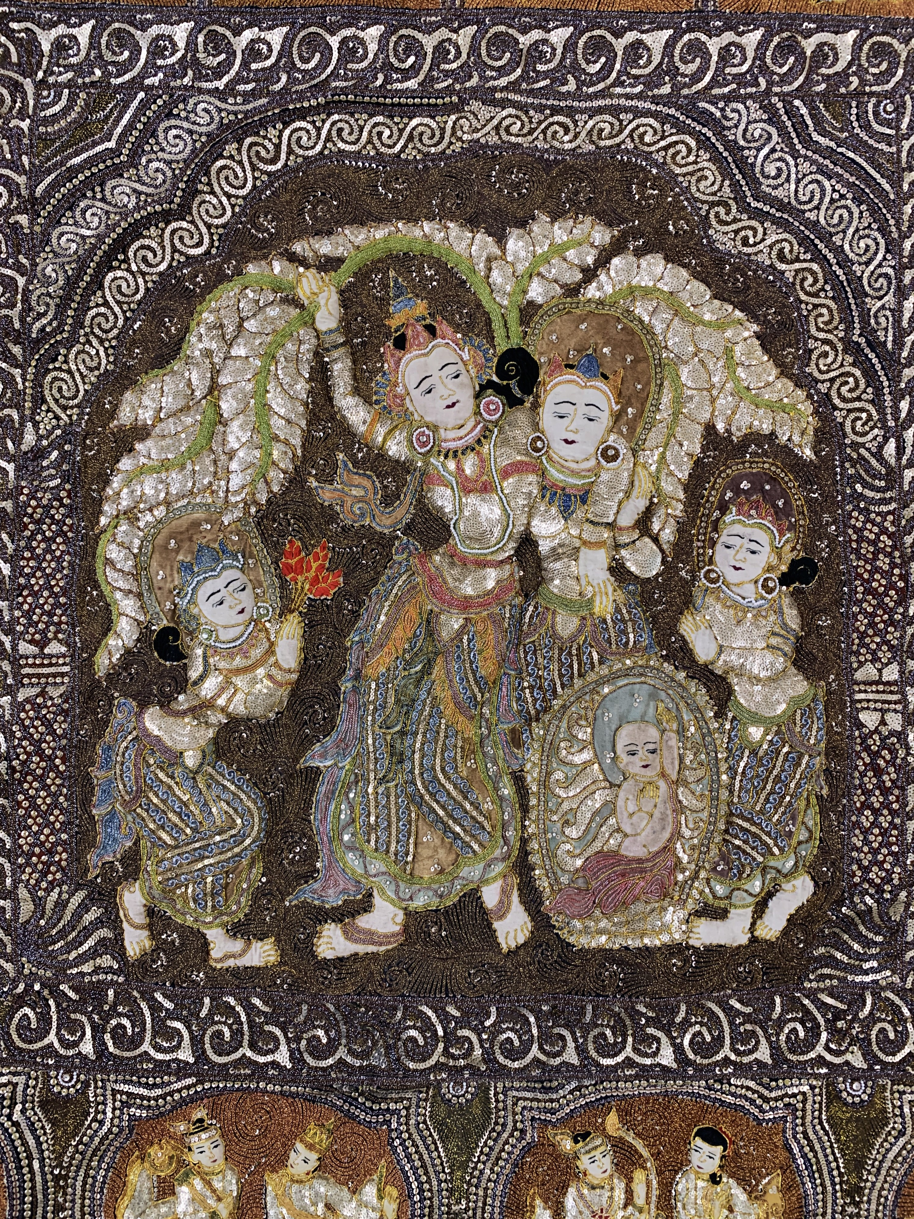 Detail c: Burma Stickerei, Mitte 20.Jhd, Metallstickerei mit Steinbesatz, ca. 170 x 180cm, EHZ: 2