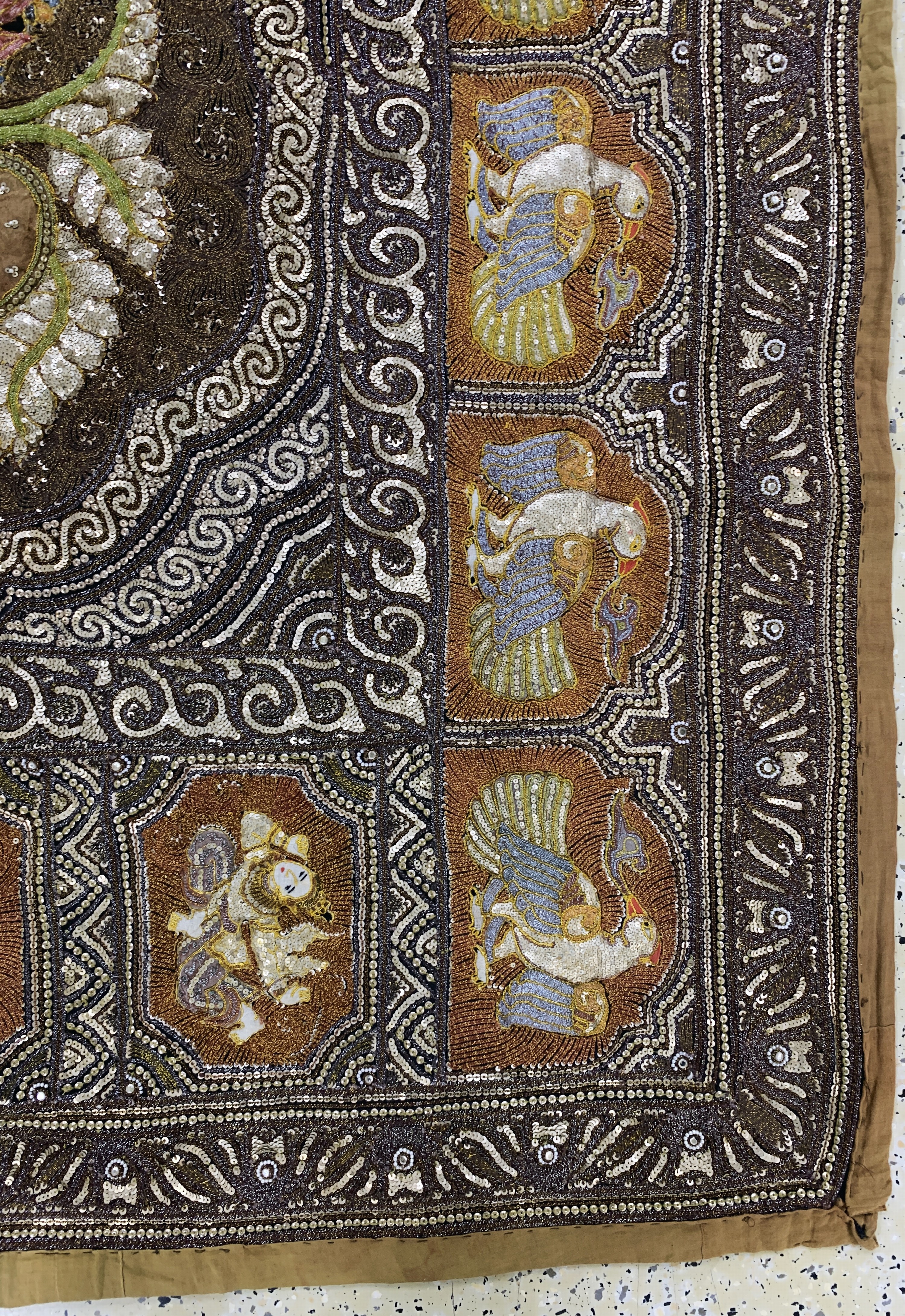 Detail d: Burma Stickerei, Mitte 20.Jhd, Metallstickerei mit Steinbesatz, ca. 170 x 180cm, EHZ: 2