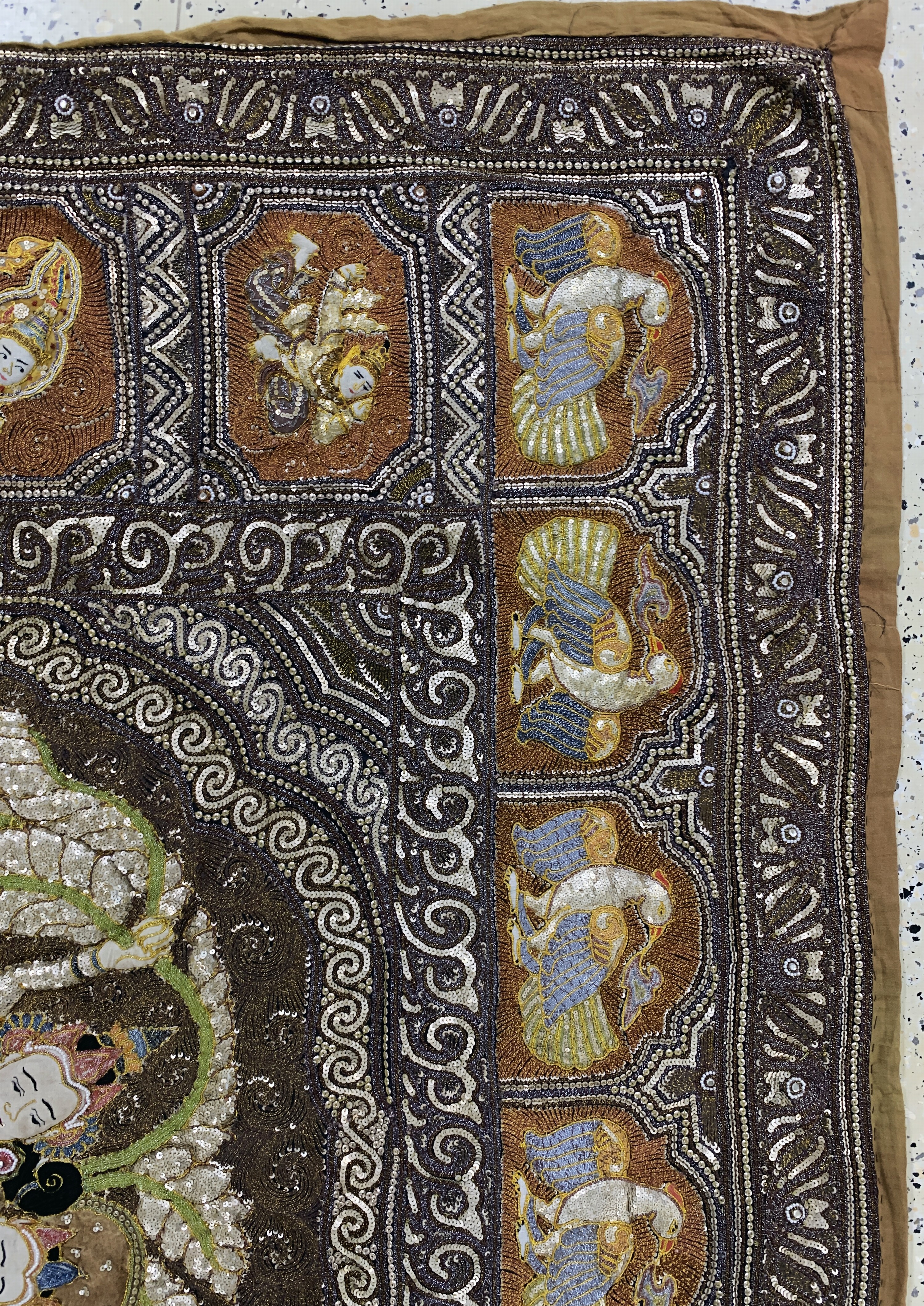 Detail e: Burma Stickerei, Mitte 20.Jhd, Metallstickerei mit Steinbesatz, ca. 170 x 180cm, EHZ: 2