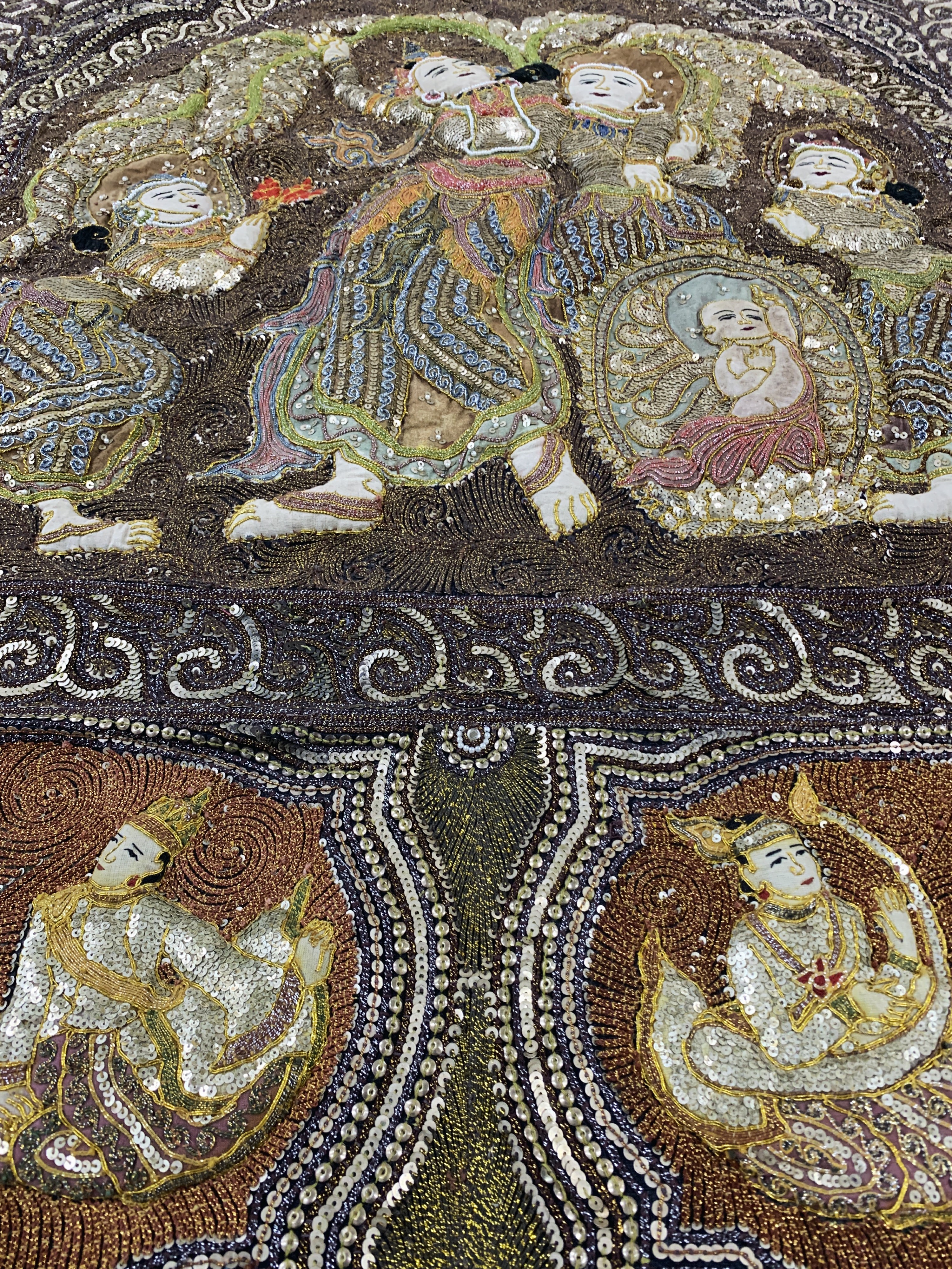 Detail f: Burma Stickerei, Mitte 20.Jhd, Metallstickerei mit Steinbesatz, ca. 170 x 180cm, EHZ: 2