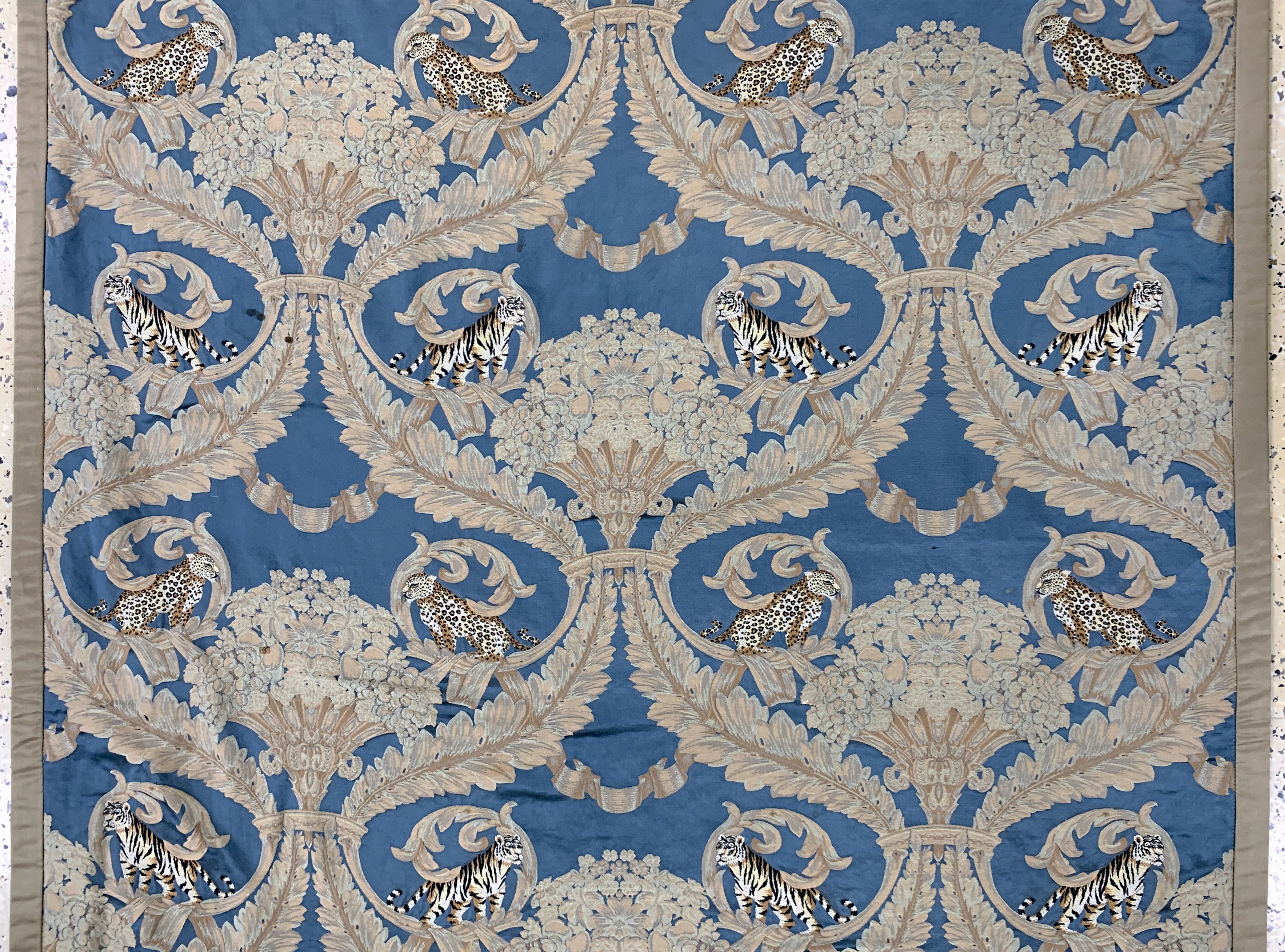 Detail b: Seiden-Stickerei, China, Ende 20.Jhd, Seide, ca. 310 x 127 cm, Reinigungsbedürftig, EHZ: 1-2