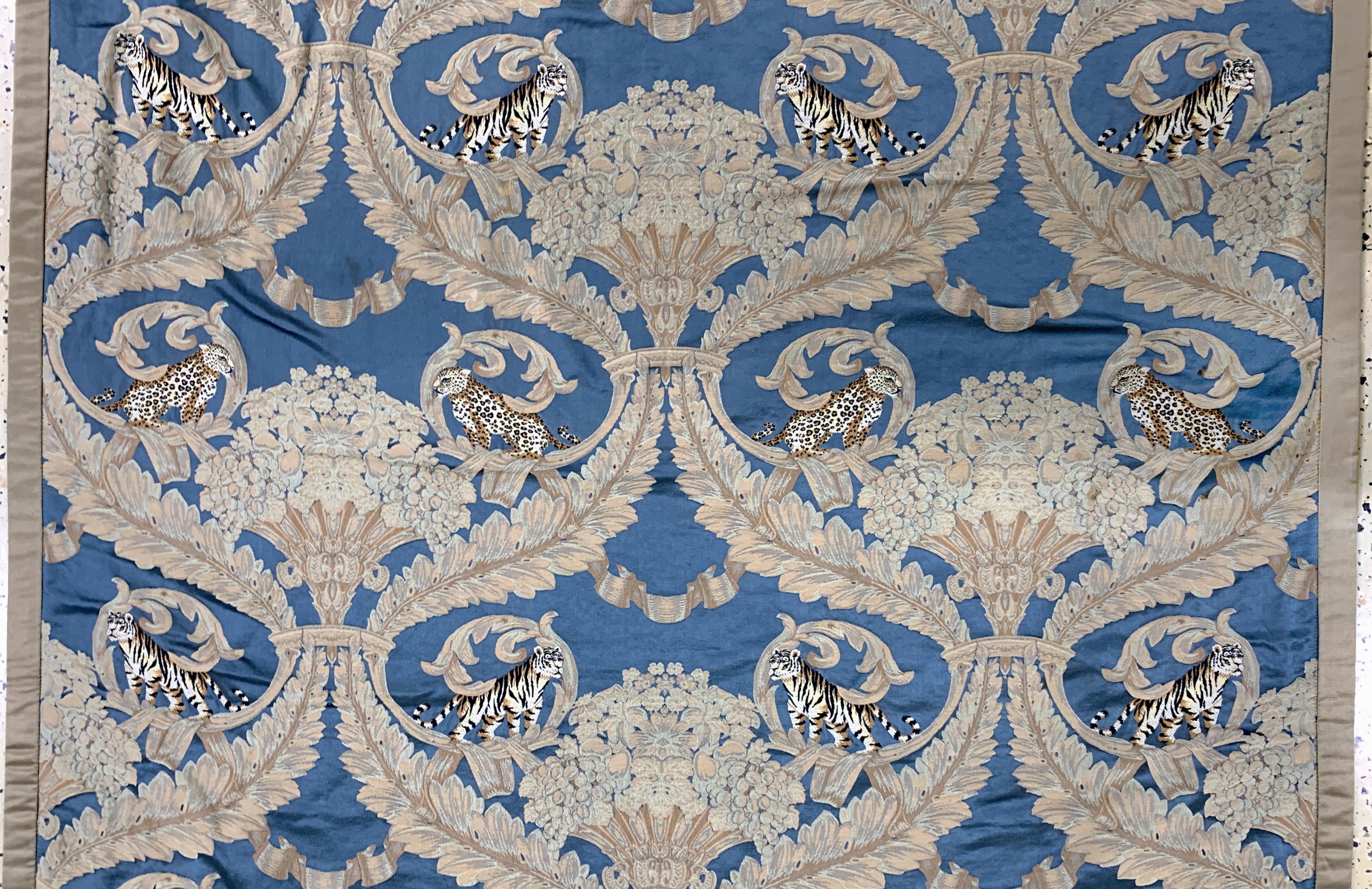 Detail c: Seiden-Stickerei, China, Ende 20.Jhd, Seide, ca. 310 x 127 cm, Reinigungsbedürftig, EHZ: 1-2