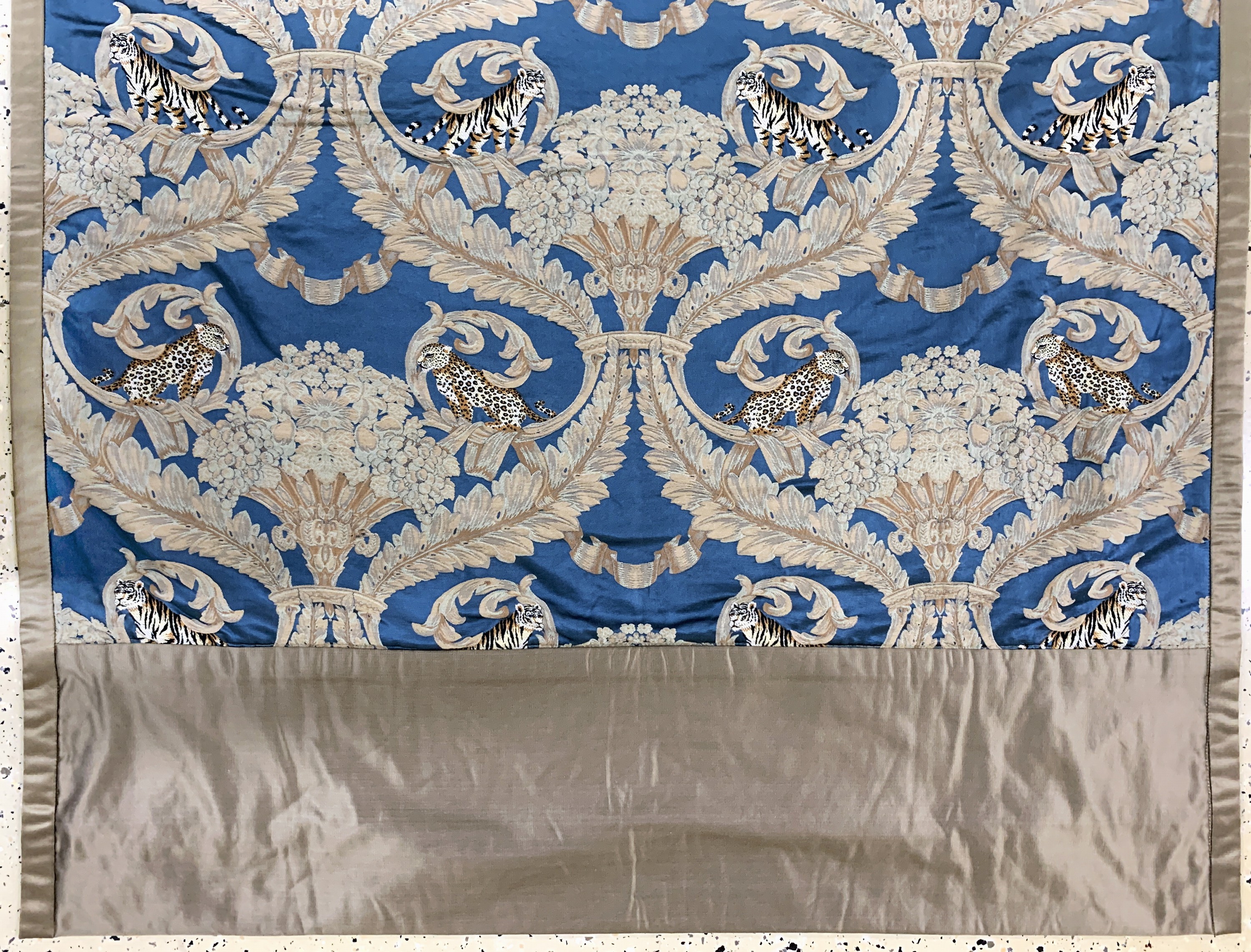 Detail d: Seiden-Stickerei, China, Ende 20.Jhd, Seide, ca. 310 x 127 cm, Reinigungsbedürftig, EHZ: 1-2