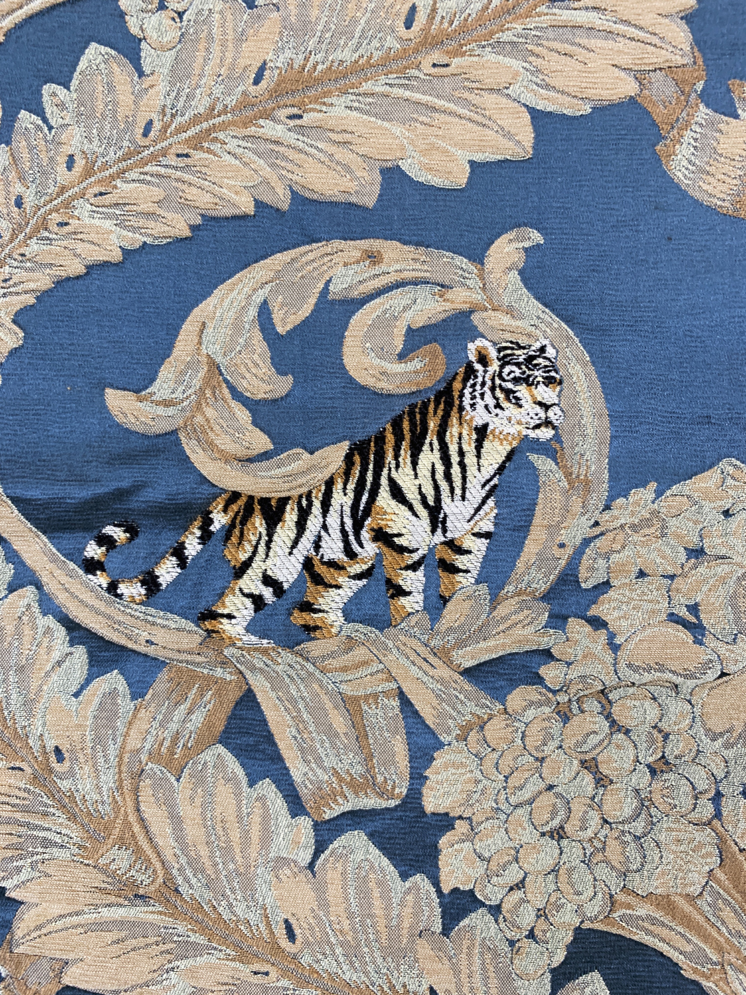 Detail e: Seiden-Stickerei, China, Ende 20.Jhd, Seide, ca. 310 x 127 cm, Reinigungsbedürftig, EHZ: 1-2