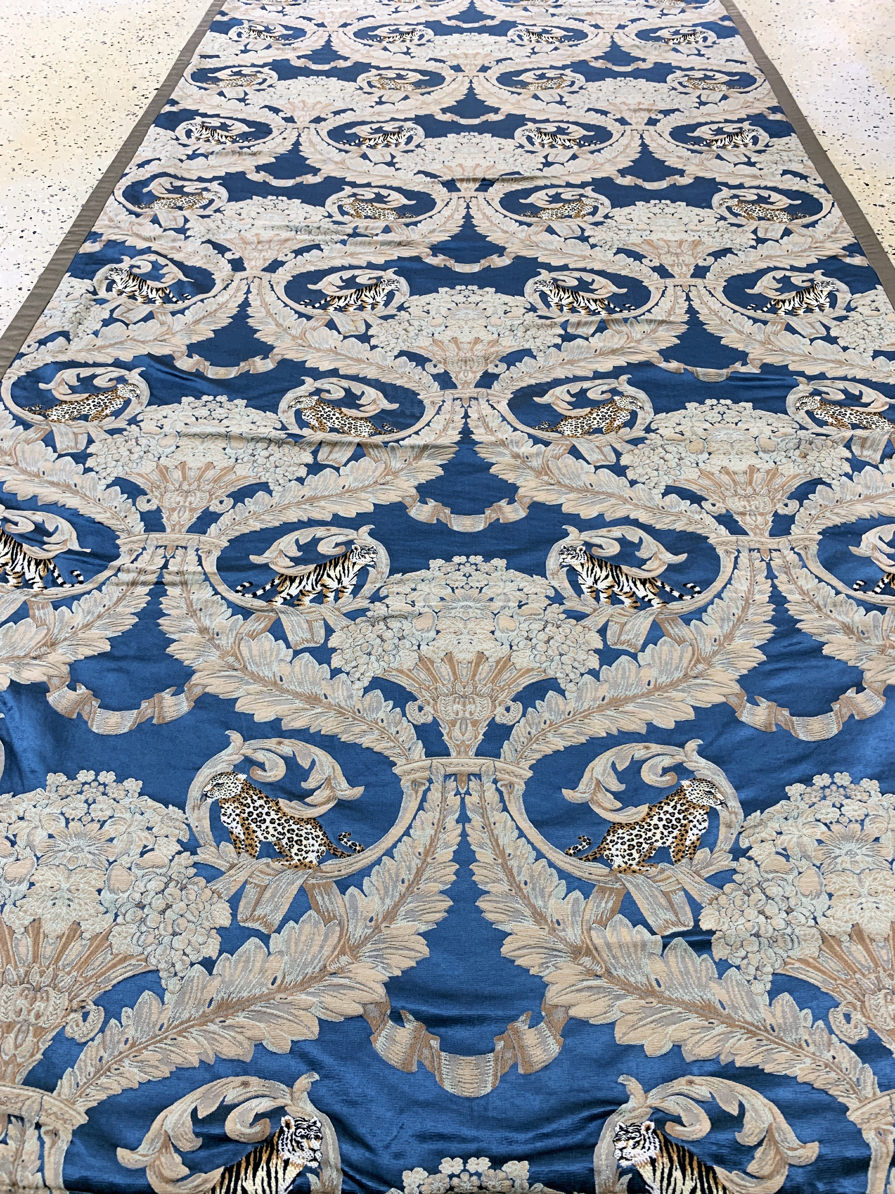 Detail g: Seiden-Stickerei, China, Ende 20.Jhd, Seide, ca. 310 x 127 cm, Reinigungsbedürftig, EHZ: 1-2