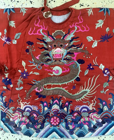 27126586a - Seiden´Drachen´Robe antik, China, 19.Jhd, Seide-Metallstickerei, beideseitig mit ...