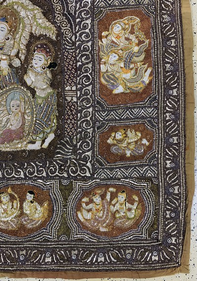 27126587a - Burma Stickerei, Mitte 20.Jhd, Metallstickerei mit Steinbesatz, ca. 170 x 180cm, EHZ: ...