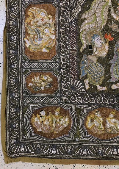 27126587b - Burma Stickerei, Mitte 20.Jhd, Metallstickerei mit Steinbesatz, ca. 170 x 180cm, EHZ: ...