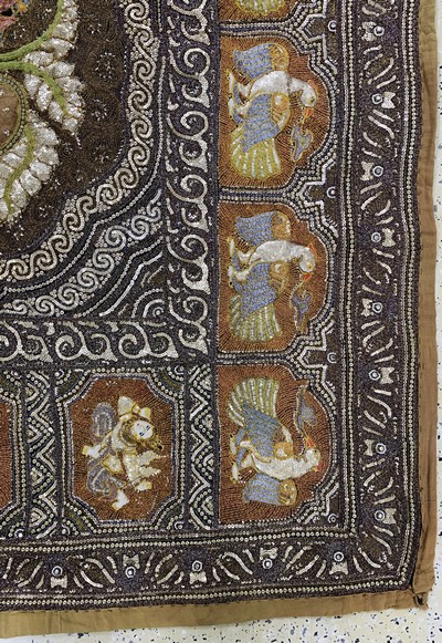 27126587d - Burma Stickerei, Mitte 20.Jhd, Metallstickerei mit Steinbesatz, ca. 170 x 180cm, EHZ: ...