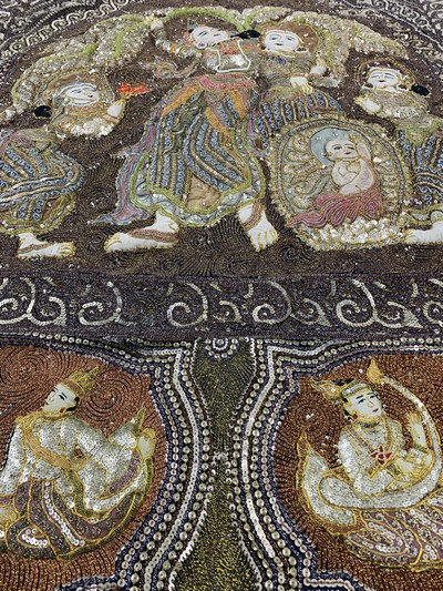 27126587f - Burma Stickerei, Mitte 20.Jhd, Metallstickerei mit Steinbesatz, ca. 170 x 180cm, EHZ: ...