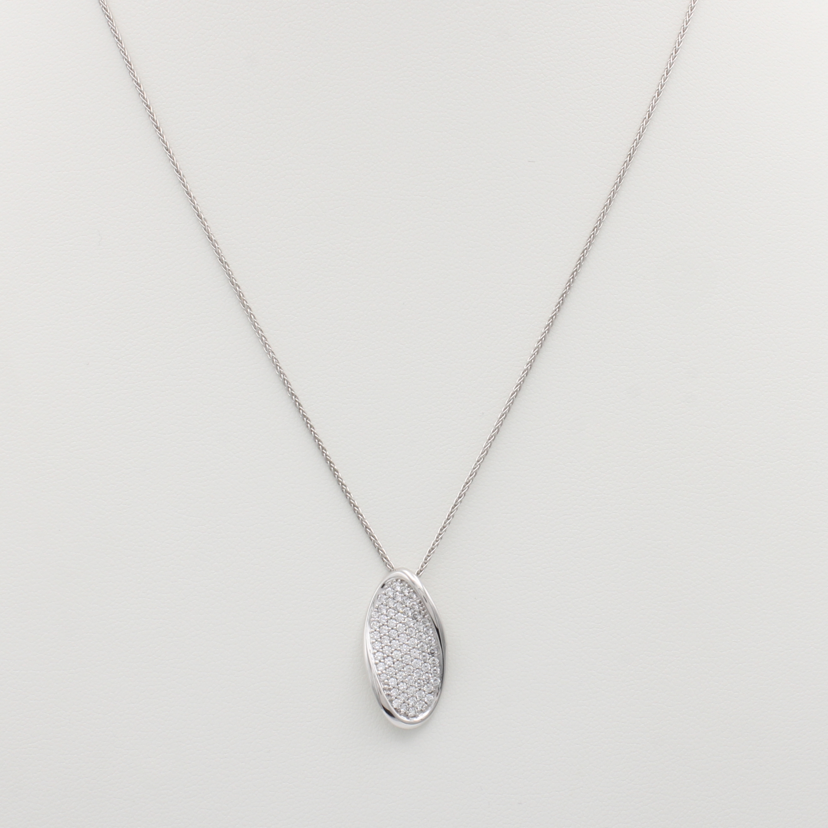 Image 27126982 - Anhänger mit Brillanten an Kette, WG 585/000, ovale, l. gewellte Platte bes. m. Brill. ...