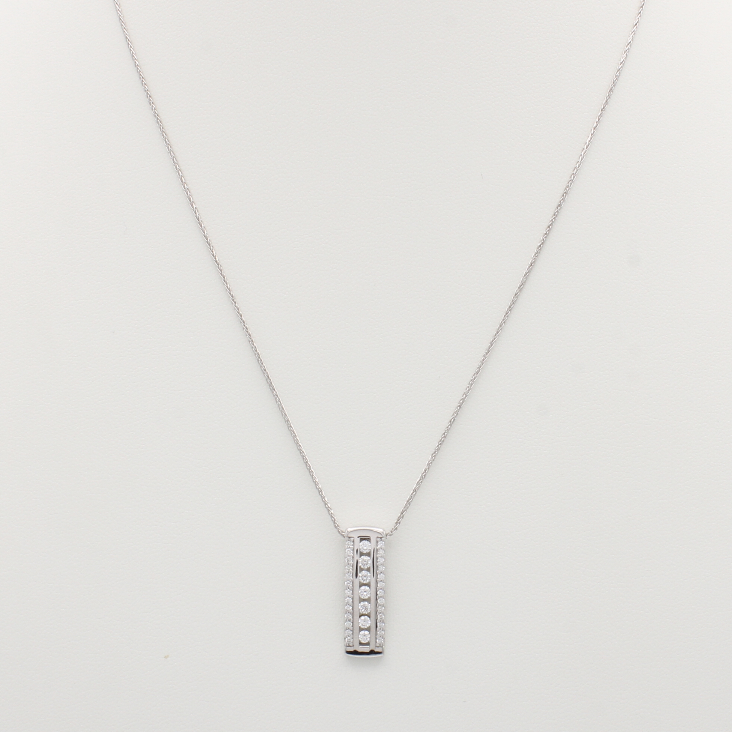 Image 27126985 - Anhänger mit Brillanten an Kette, WG 585/000, rechteckige, l. gebogene Form, Brill. ...
