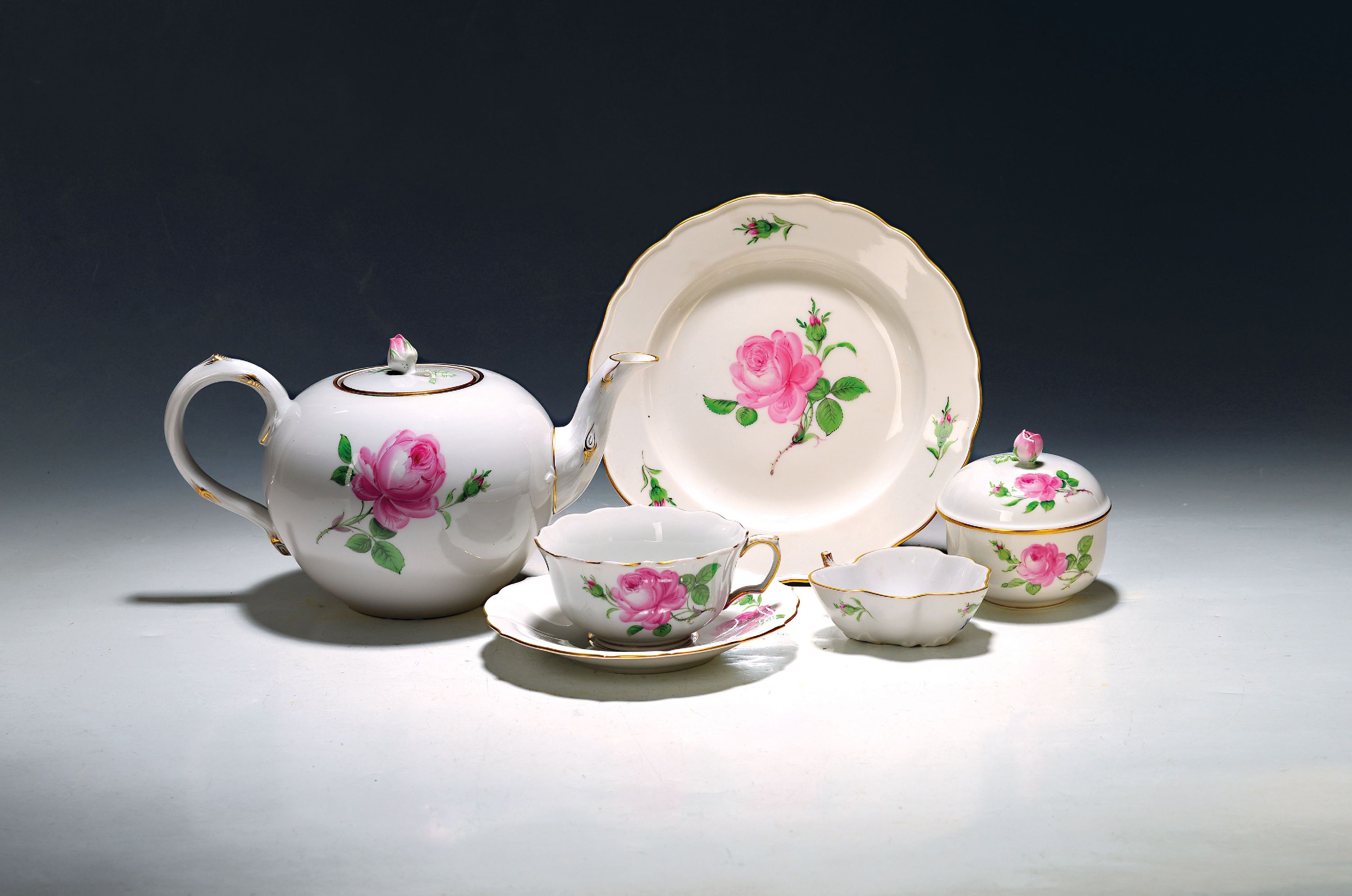 Image 27126987 - Service, Meissen, rote Rose, 20. Jh. 5 Tassen mit Untertassen, (zwei UT bestoßen) 5 ...
