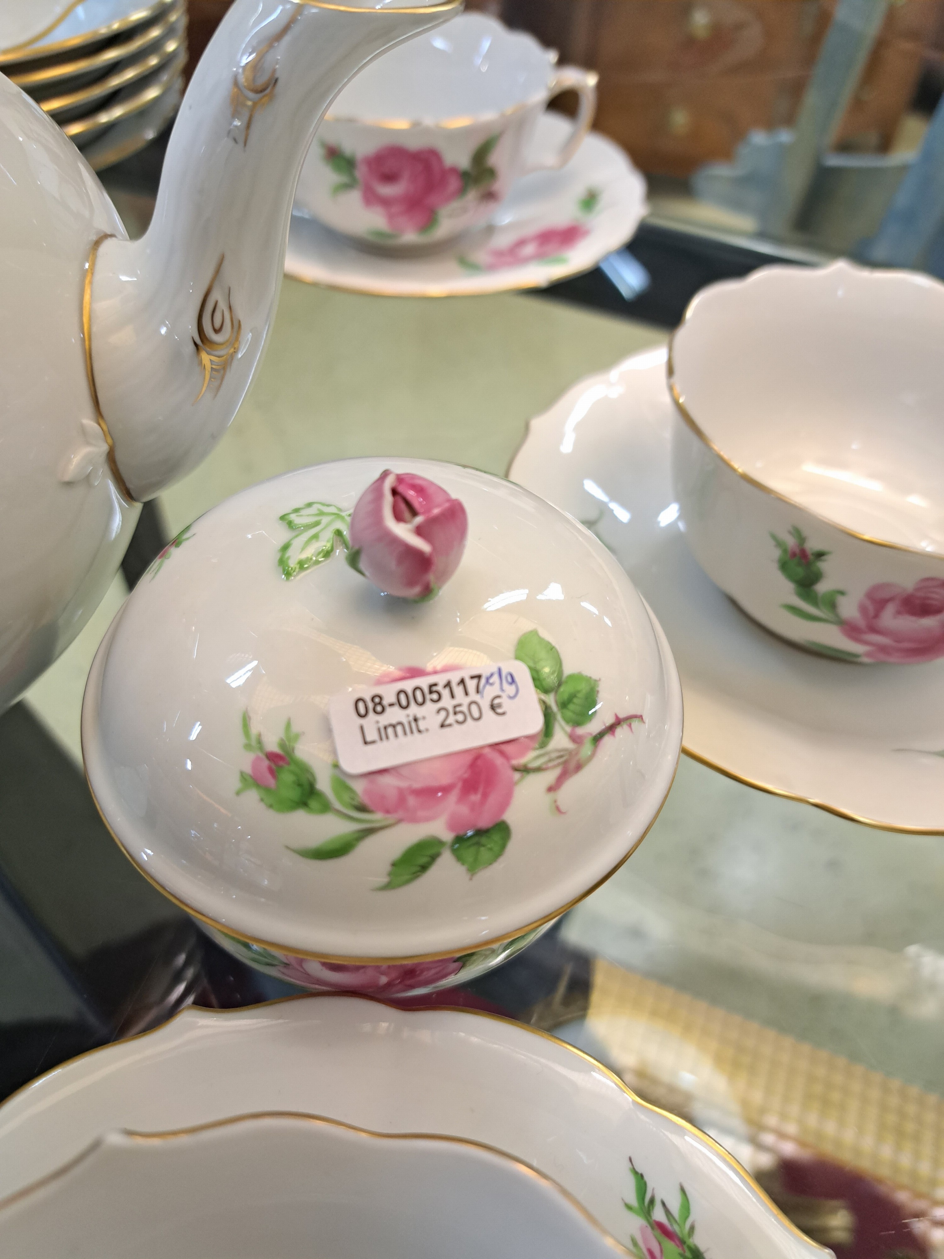Detail a: Service, Meissen, rote Rose, 20. Jh. 5 Tassen mit Untertassen, (zwei UT bestoßen) 5 Dessertteller, Zuckerdose und Teekanne, (Deckelrosen best), 2. ...