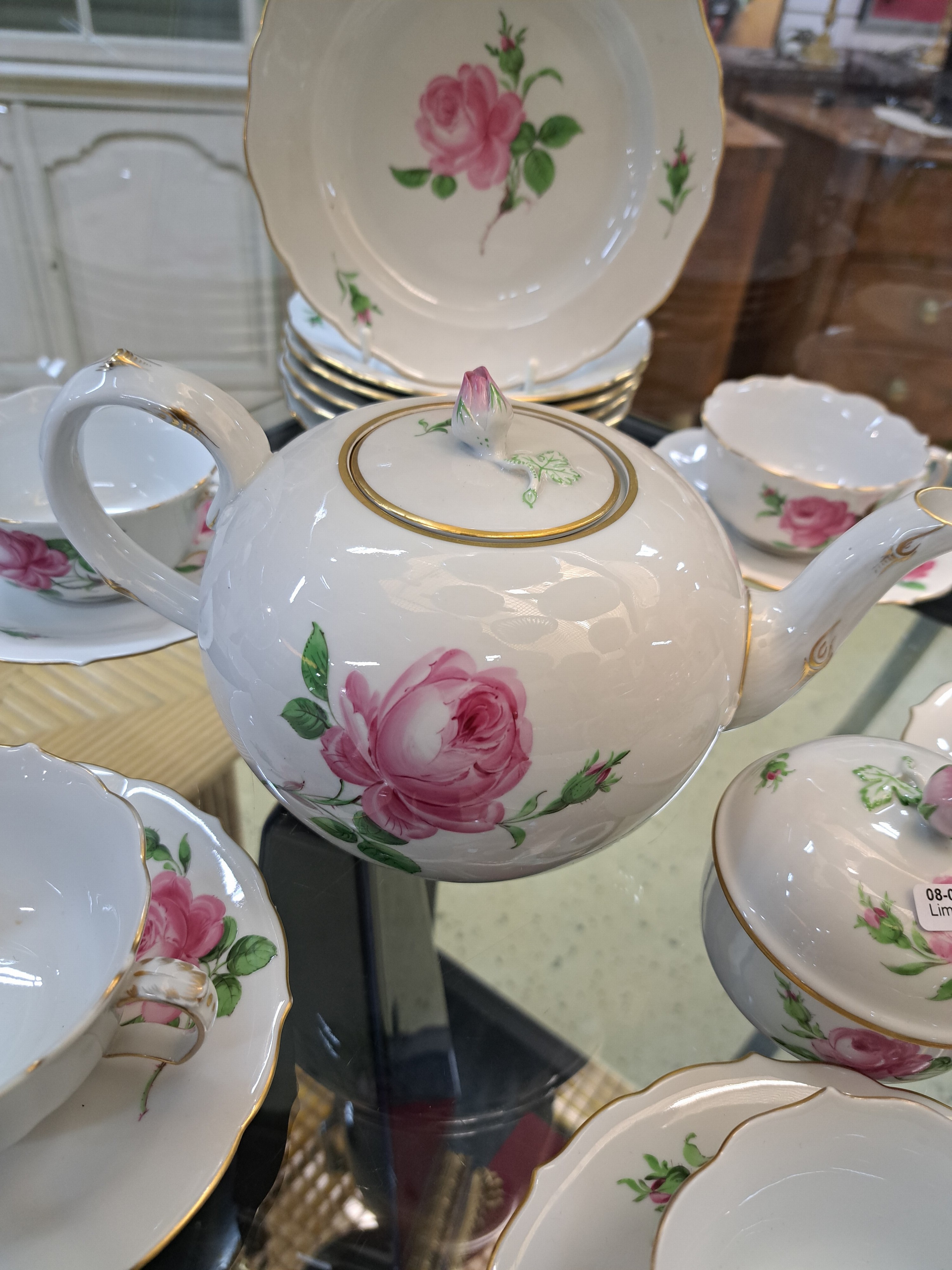 Detail b: Service, Meissen, rote Rose, 20. Jh. 5 Tassen mit Untertassen, (zwei UT bestoßen) 5 Dessertteller, Zuckerdose und Teekanne, (Deckelrosen best), 2. ...