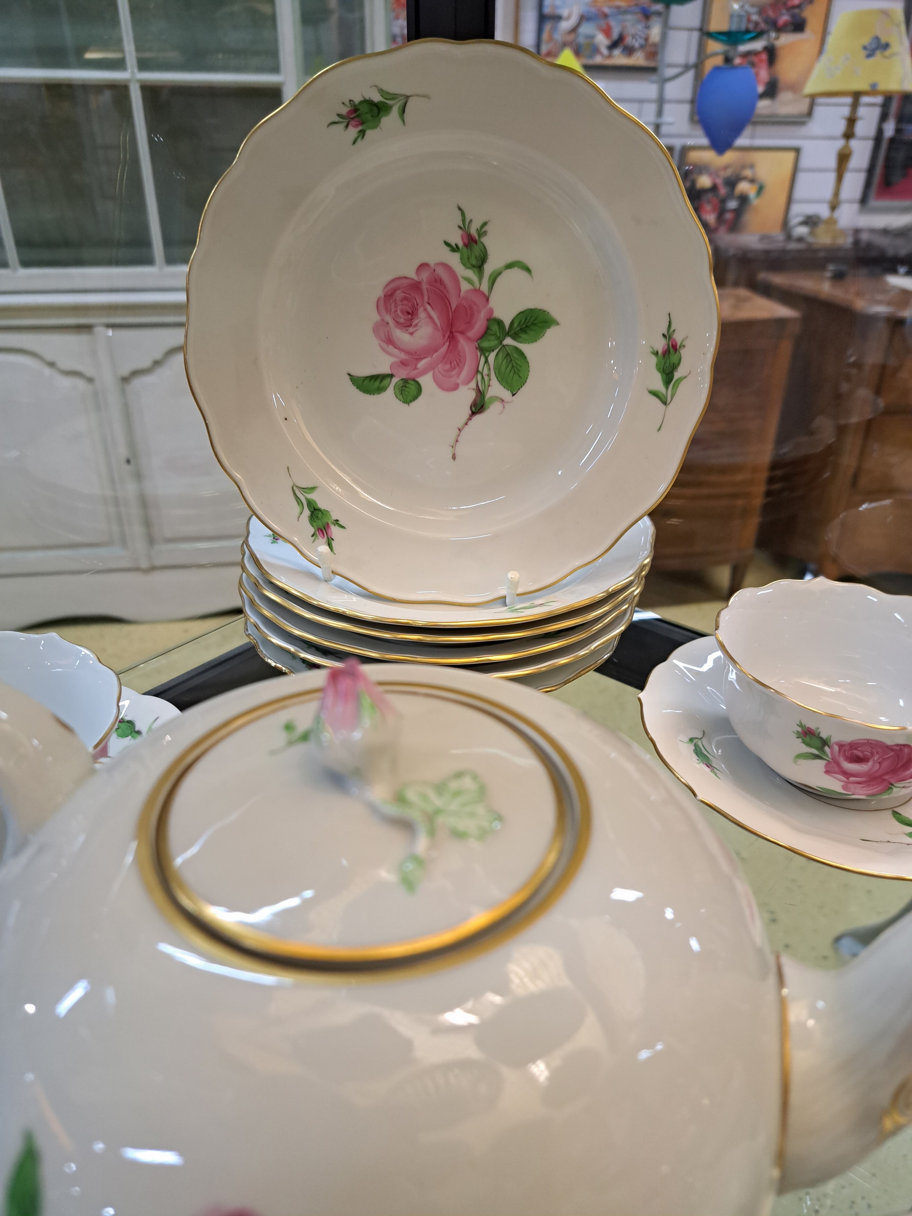 Detail c: Service, Meissen, rote Rose, 20. Jh. 5 Tassen mit Untertassen, (zwei UT bestoßen) 5 Dessertteller, Zuckerdose und Teekanne, (Deckelrosen best), 2. ...