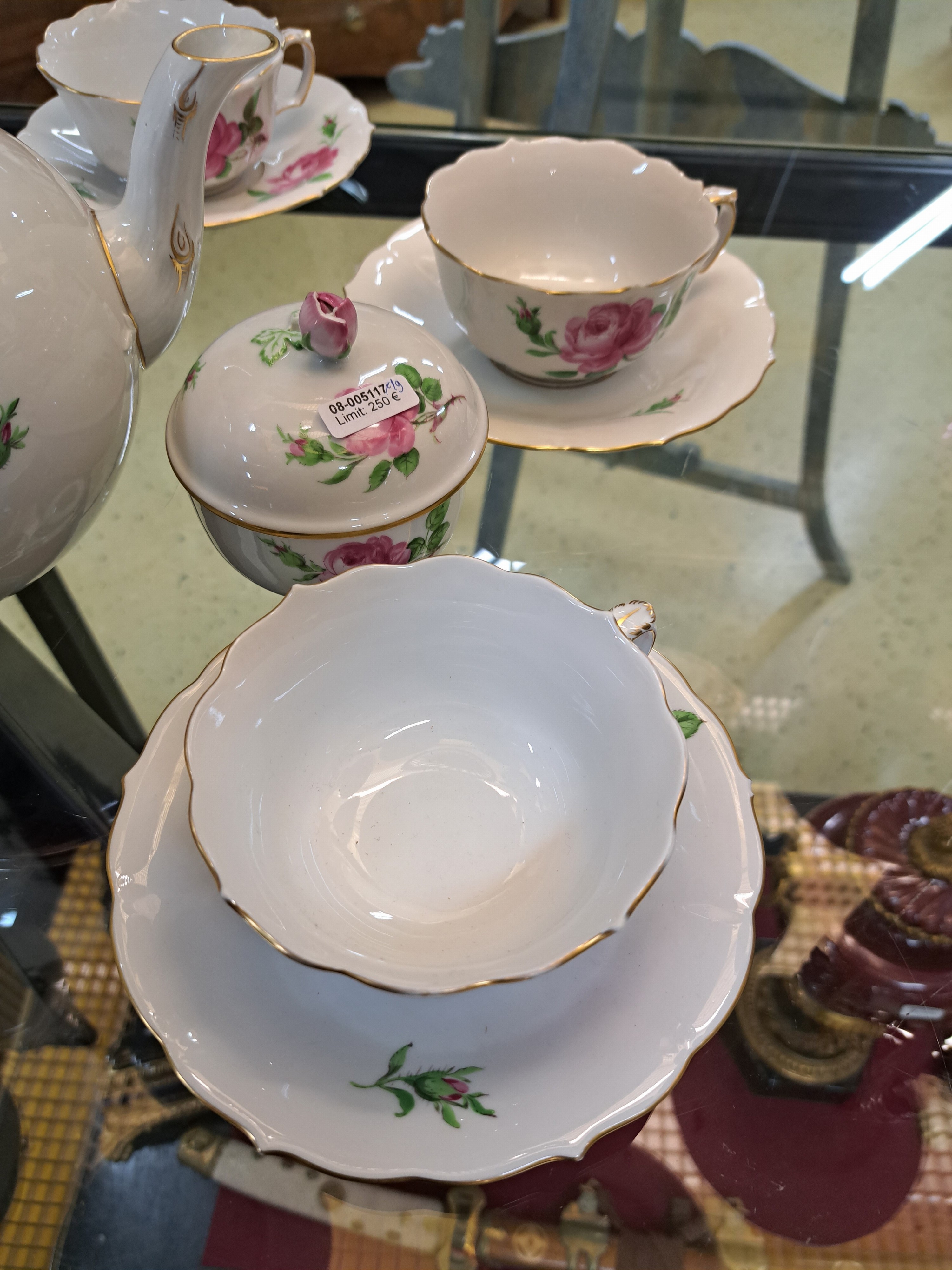 Detail d: Service, Meissen, rote Rose, 20. Jh. 5 Tassen mit Untertassen, (zwei UT bestoßen) 5 Dessertteller, Zuckerdose und Teekanne, (Deckelrosen best), 2. ...