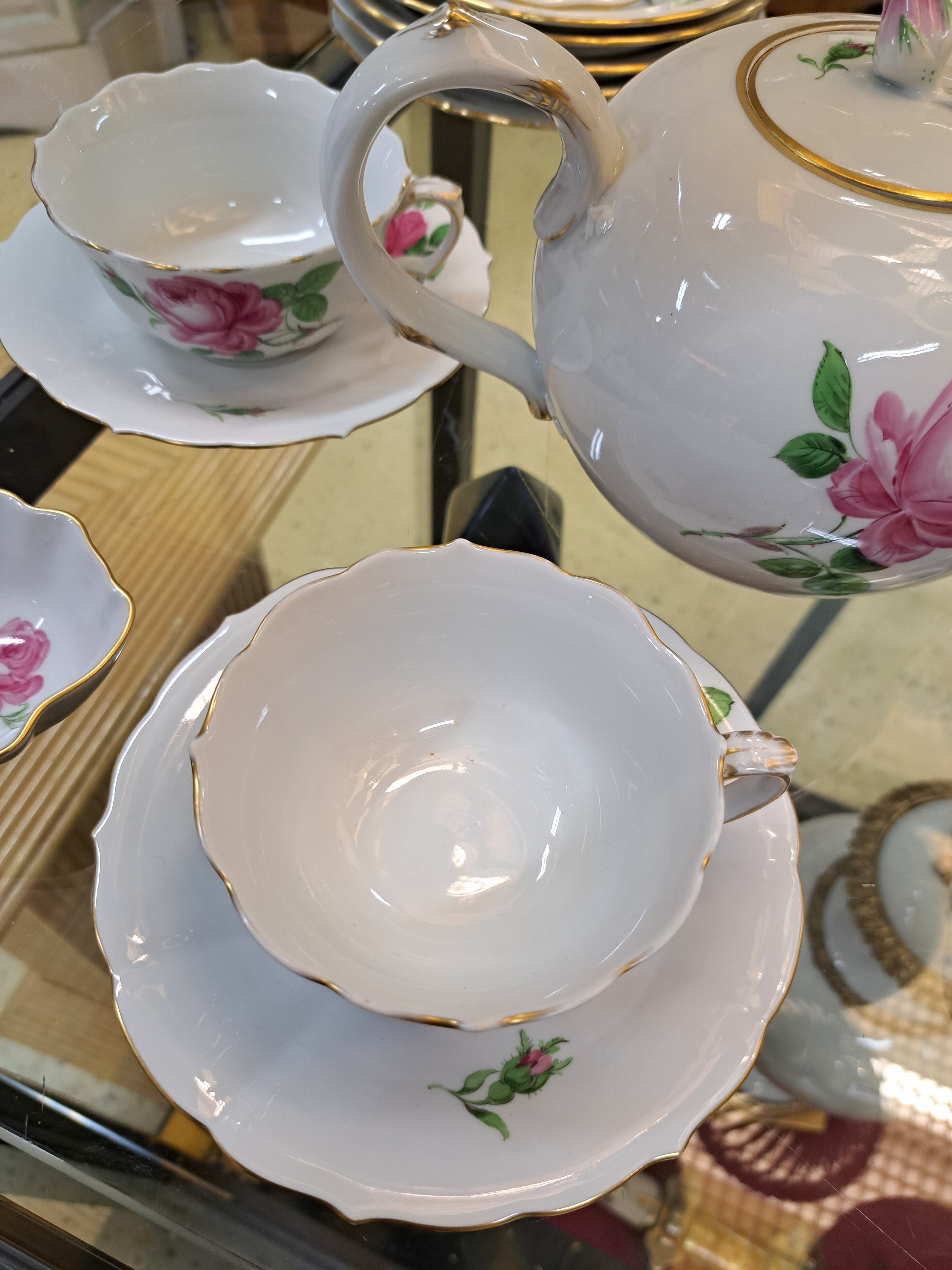 Detail e: Service, Meissen, rote Rose, 20. Jh. 5 Tassen mit Untertassen, (zwei UT bestoßen) 5 Dessertteller, Zuckerdose und Teekanne, (Deckelrosen best), 2. ...