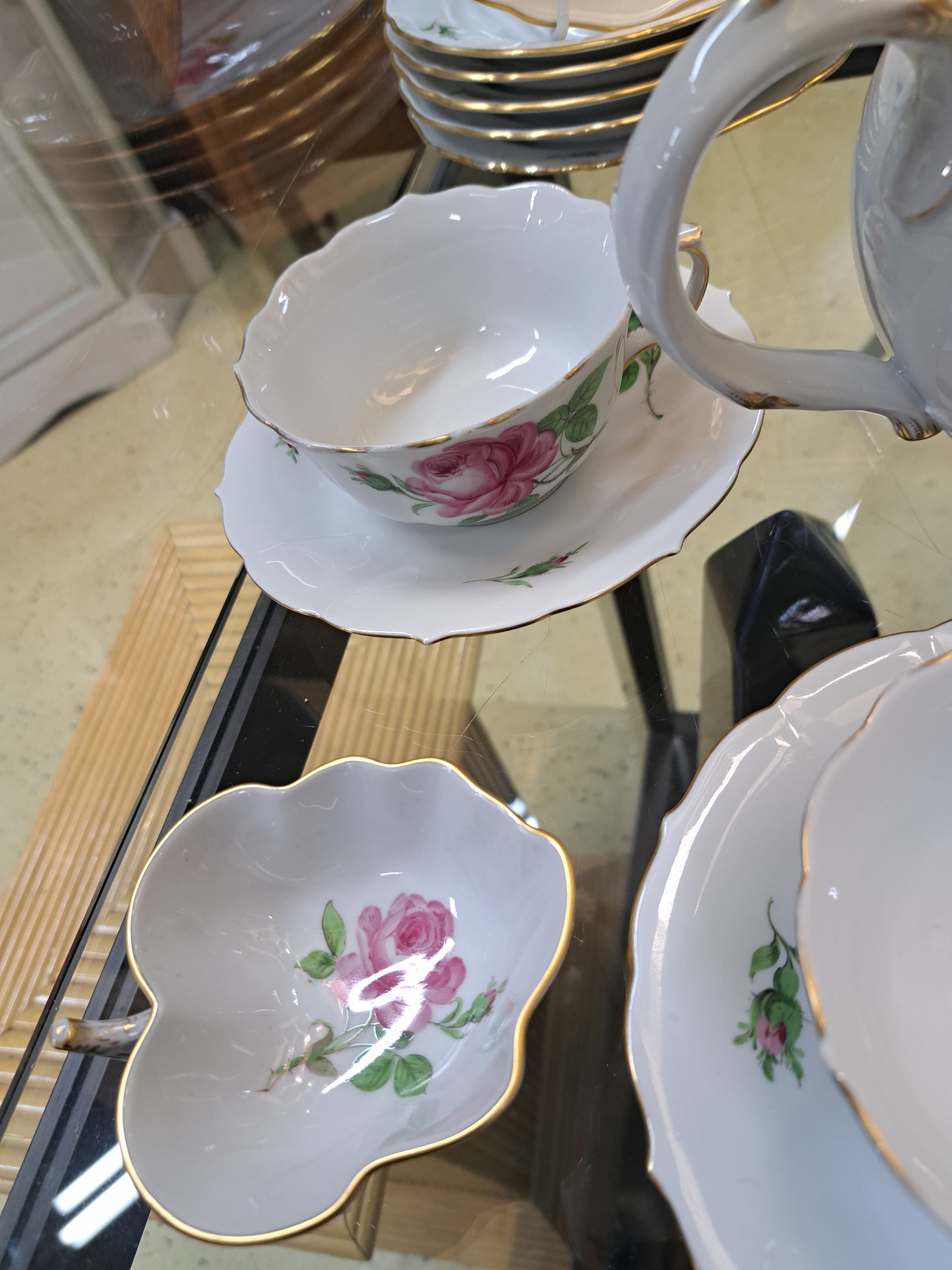 Detail f: Service, Meissen, rote Rose, 20. Jh. 5 Tassen mit Untertassen, (zwei UT bestoßen) 5 Dessertteller, Zuckerdose und Teekanne, (Deckelrosen best), 2. ...
