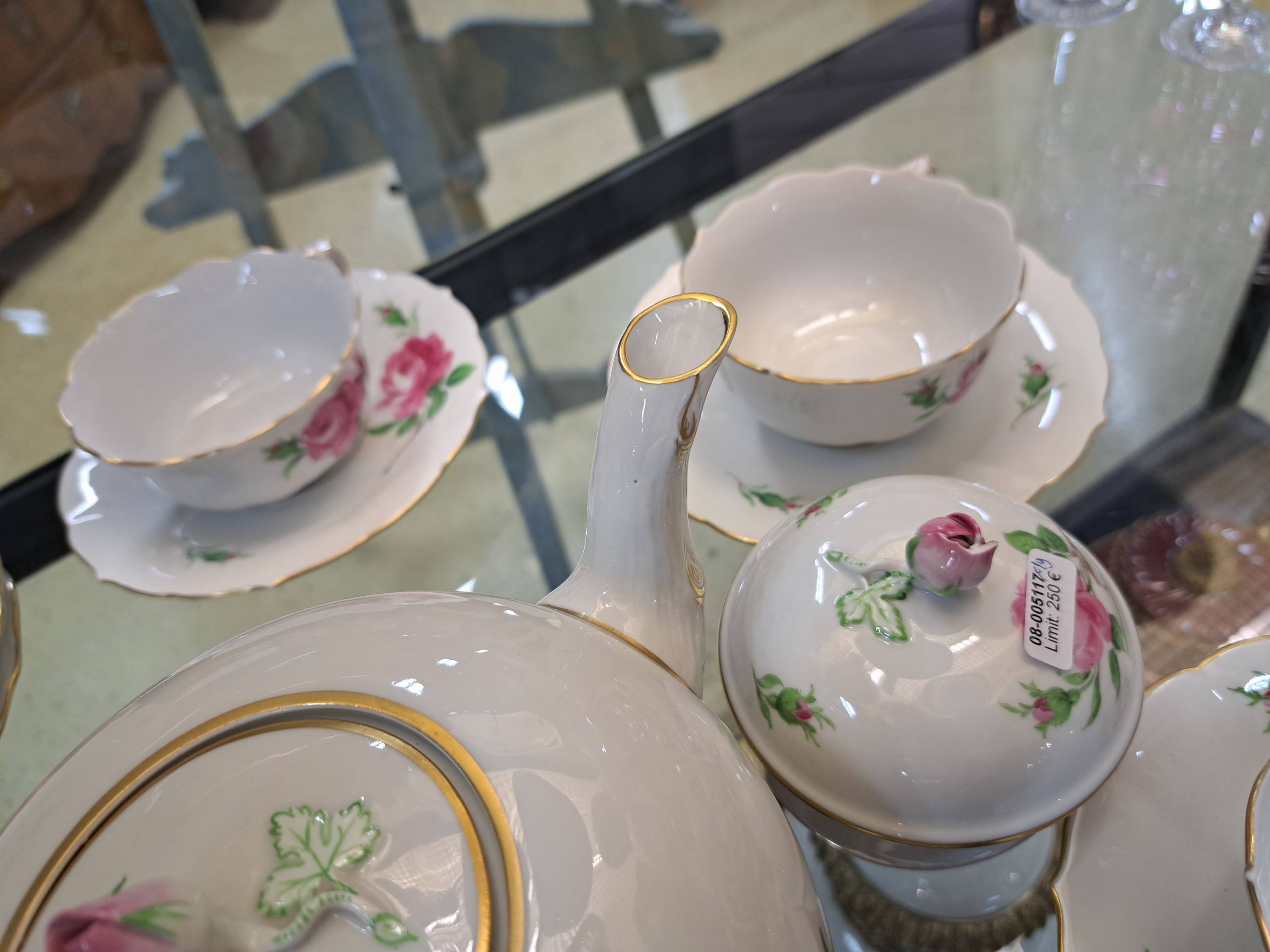 Detail g: Service, Meissen, rote Rose, 20. Jh. 5 Tassen mit Untertassen, (zwei UT bestoßen) 5 Dessertteller, Zuckerdose und Teekanne, (Deckelrosen best), 2. ...