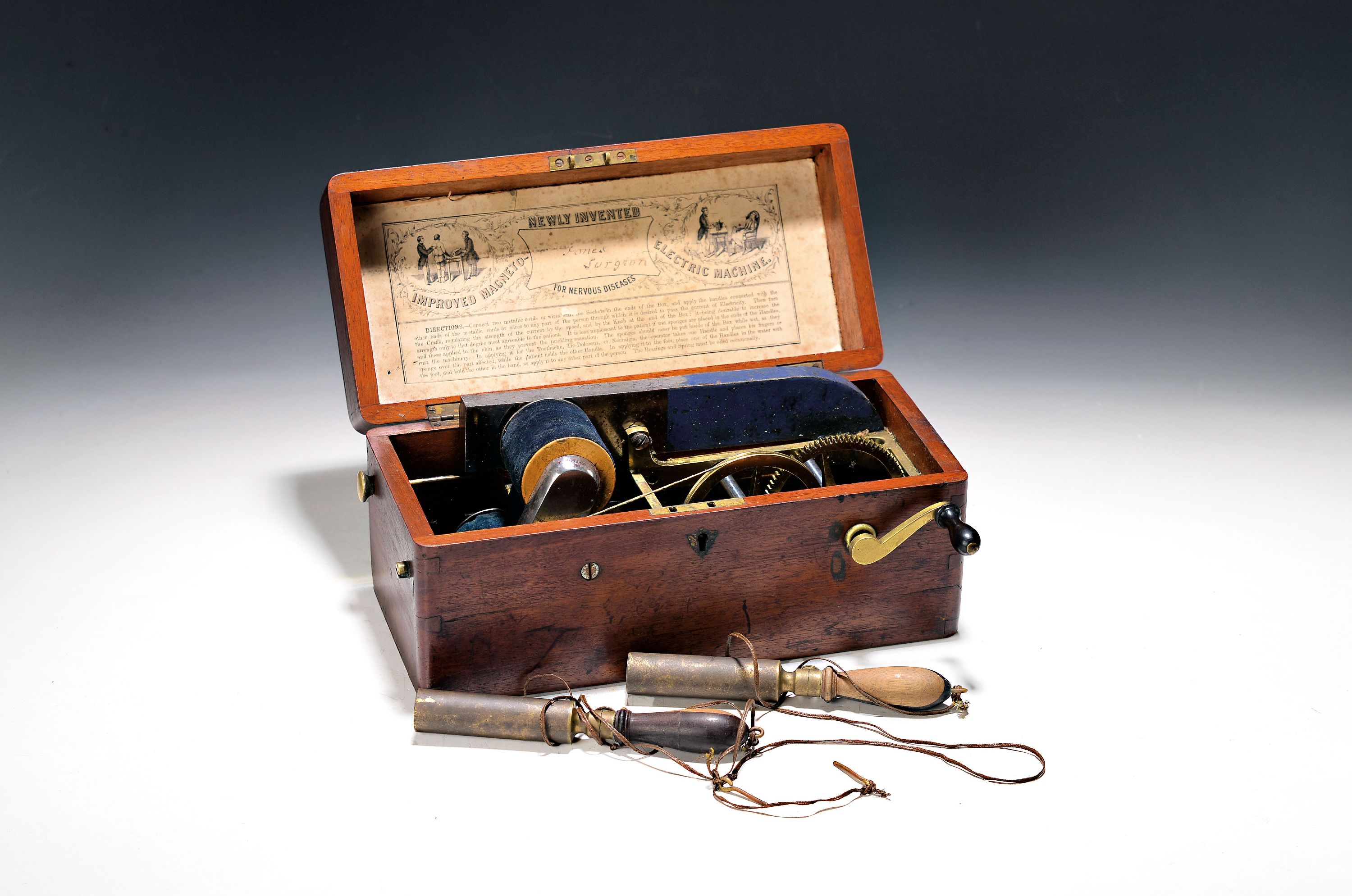 Image 27126989 - Handkurbel-Induktionsapparat für Elektrotherapie, England/USA, um 1870-90, ...