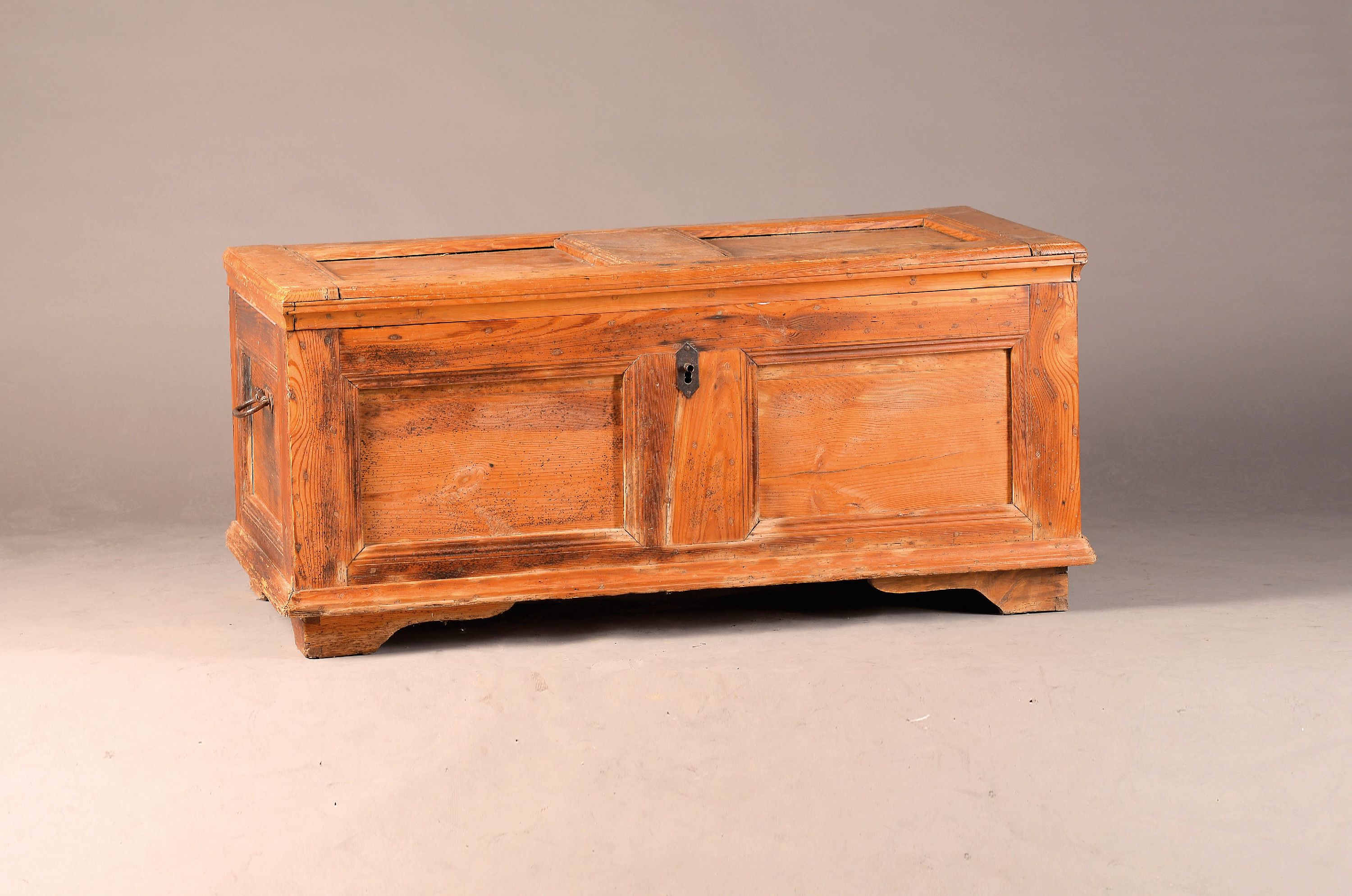 Image 27126990 - Barock Deckeltruhe, 18.Jh., Weichholz massiv, mehrfach kassettiert, seitlich jeweils mit ...