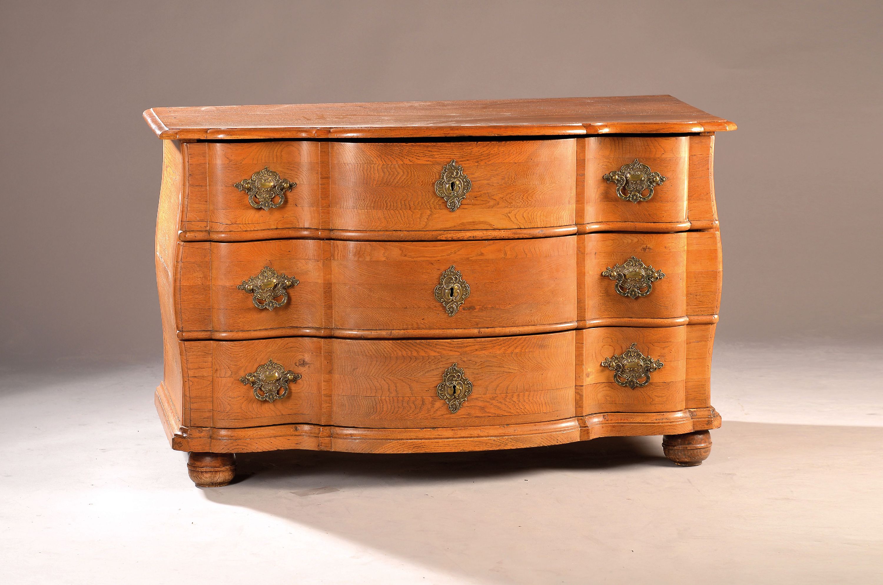 Image 27126991 - Barock-Kommode, um 1740/50, Eichenfurnier, 3 Schubladen, Messingbeschläge, doppelt ...