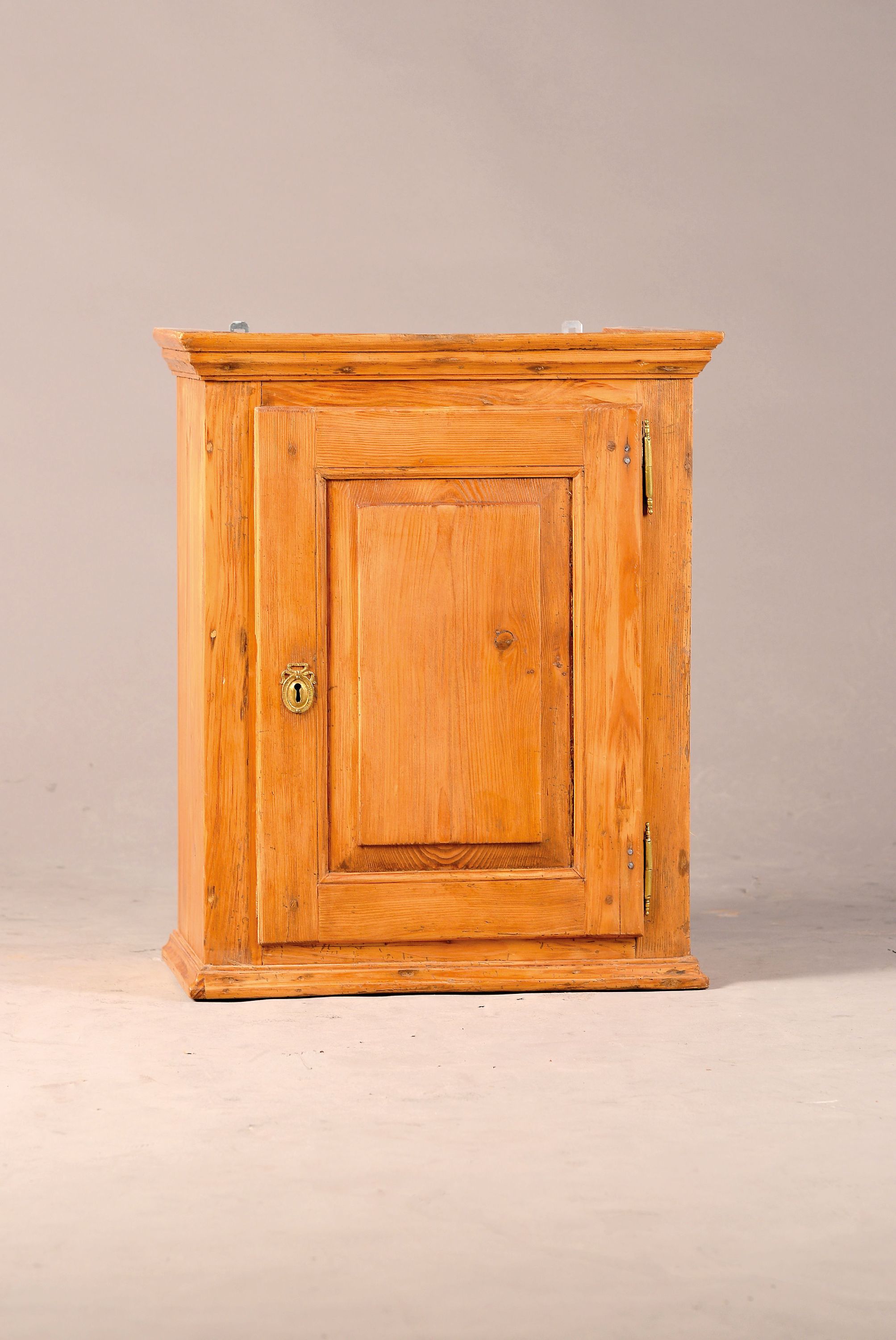 Image 27126996 - Barock-Wandschränkchen, 18.Jh., Weichholz, eintürig kassettiert, ehemalig behandelter ...
