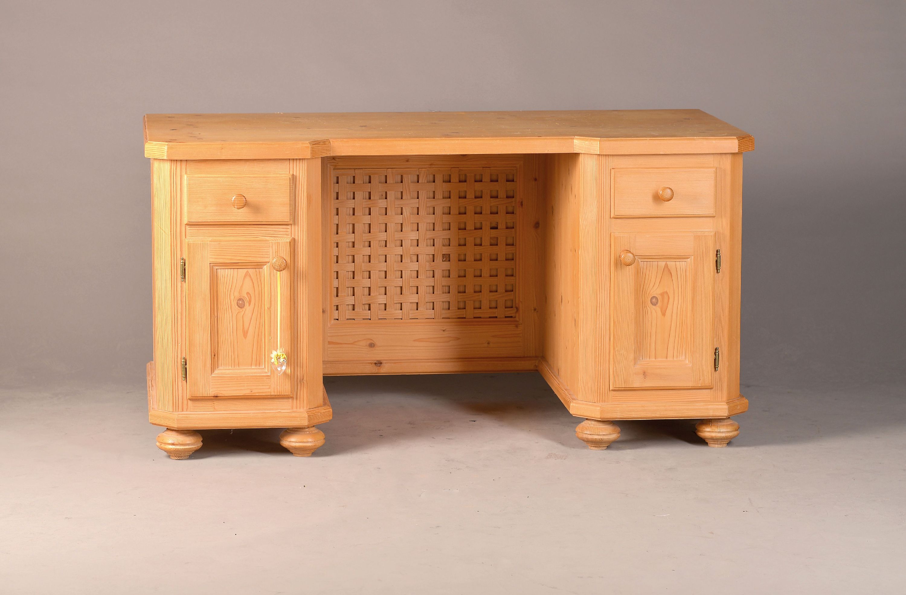 Image 27126997 - Schreibtisch, im Bauern-Barock-Stil, 2.H.20. Jh., Weichholz massiv, seitlich jeweils mit ...