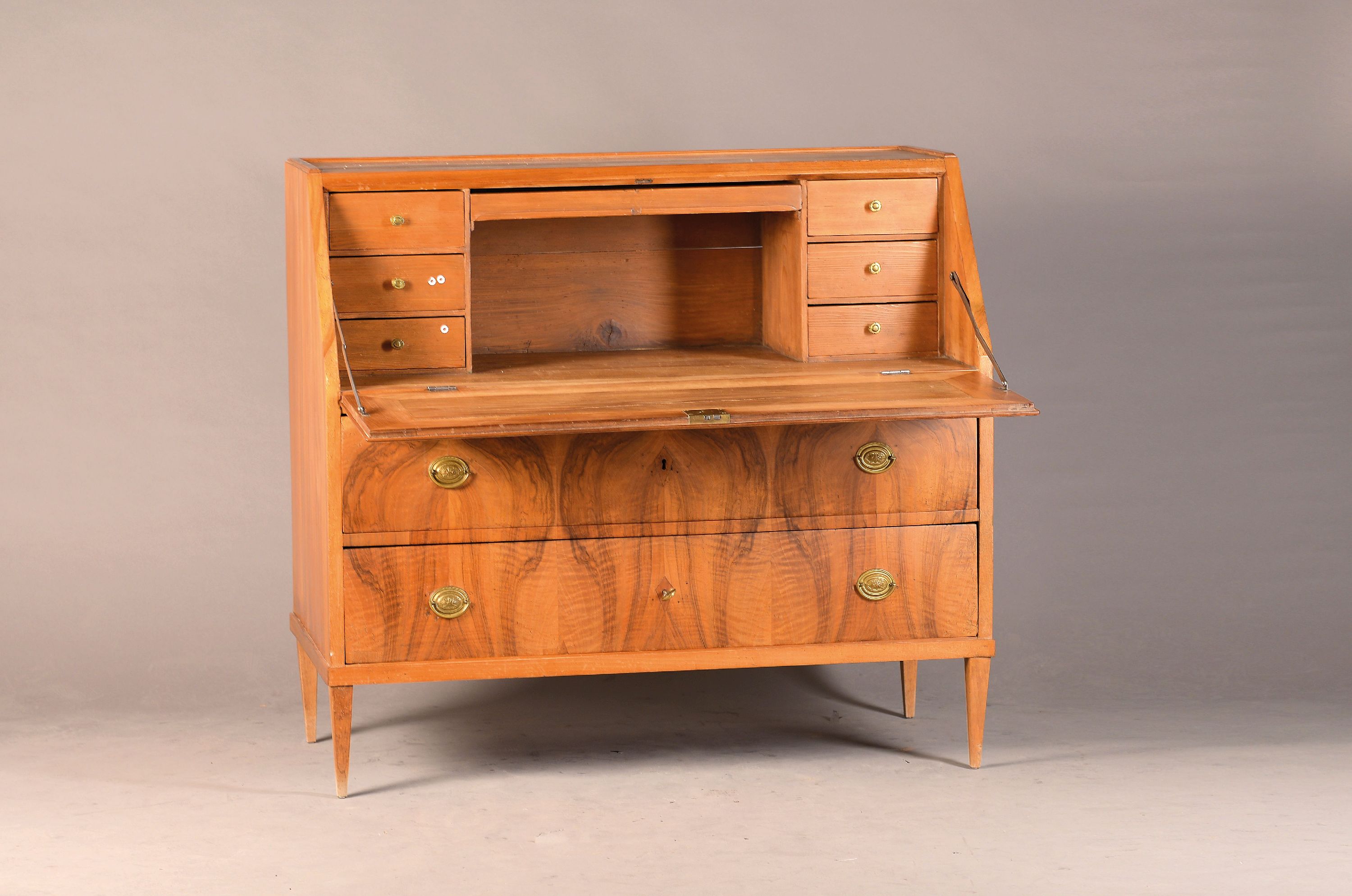 Image 27127000 - Biedermeier Schrägklappensekretär, um 1830, Nußbaumfurnier, z.T. massiv, 2 ...
