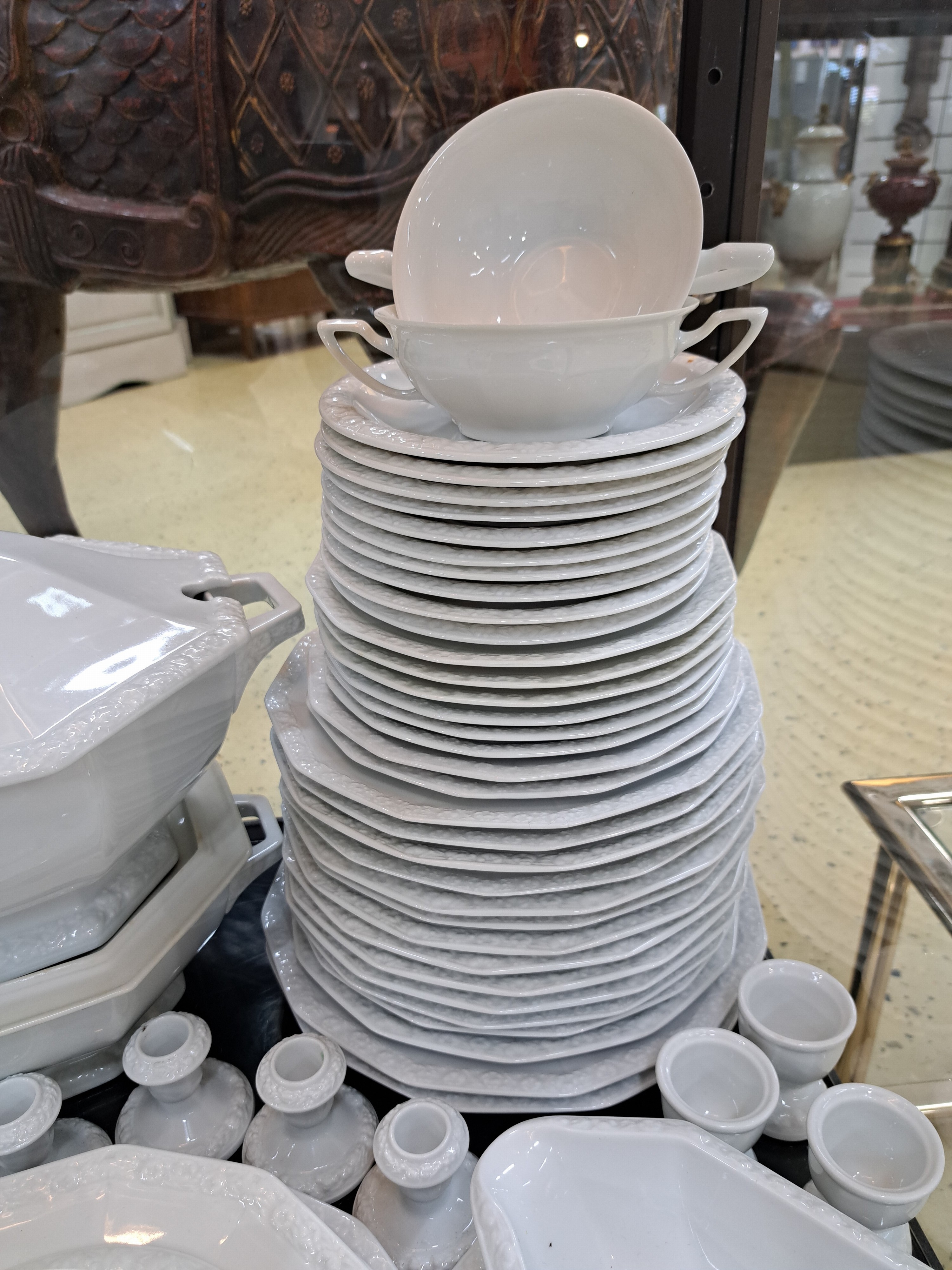 Detail b: Umfangreiches Kaffee- und Speiseservice, Rosenthal, Modell Maria weiß, 7 Tassen mit Untertassen, 10 Eierbecher, Milchkännchen, Zuckerdose, Kanne, ...