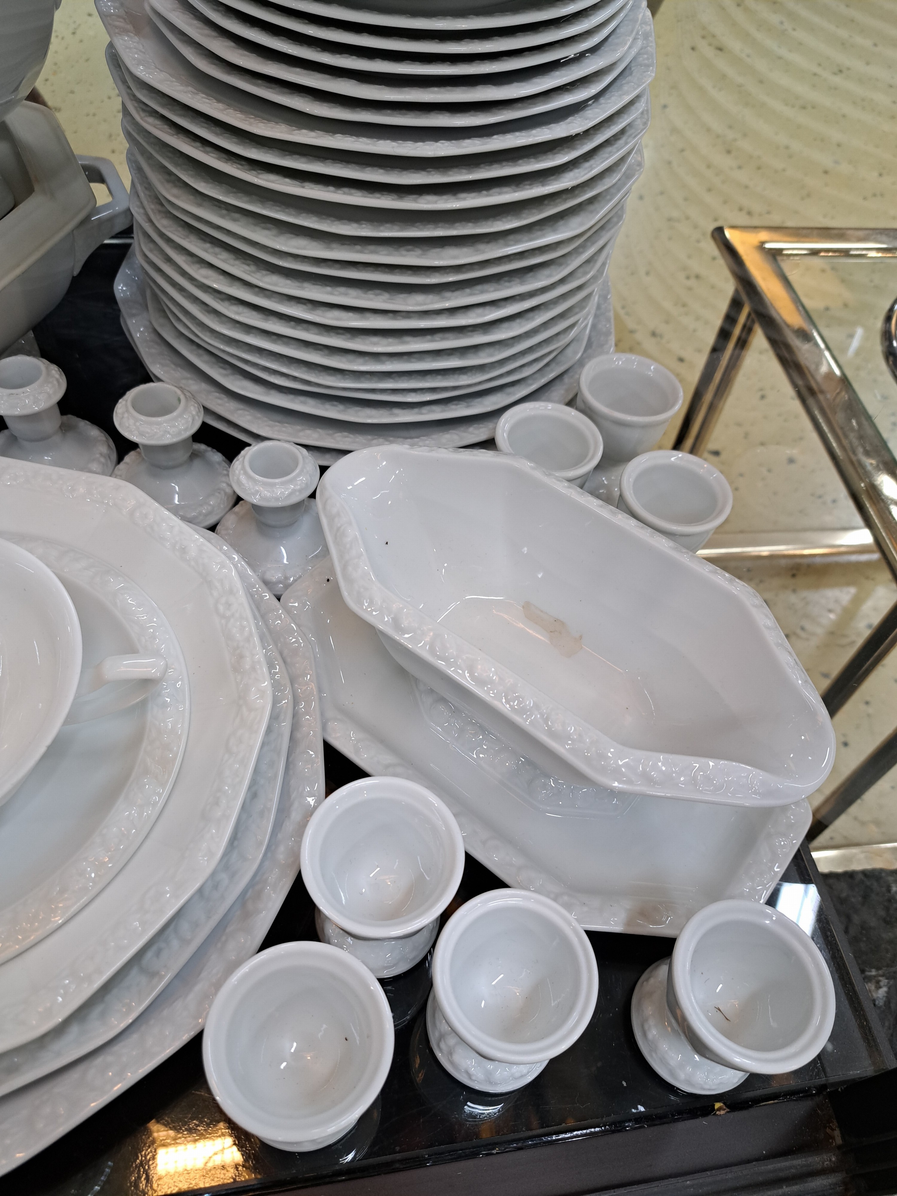 Detail c: Umfangreiches Kaffee- und Speiseservice, Rosenthal, Modell Maria weiß, 7 Tassen mit Untertassen, 10 Eierbecher, Milchkännchen, Zuckerdose, Kanne, ...